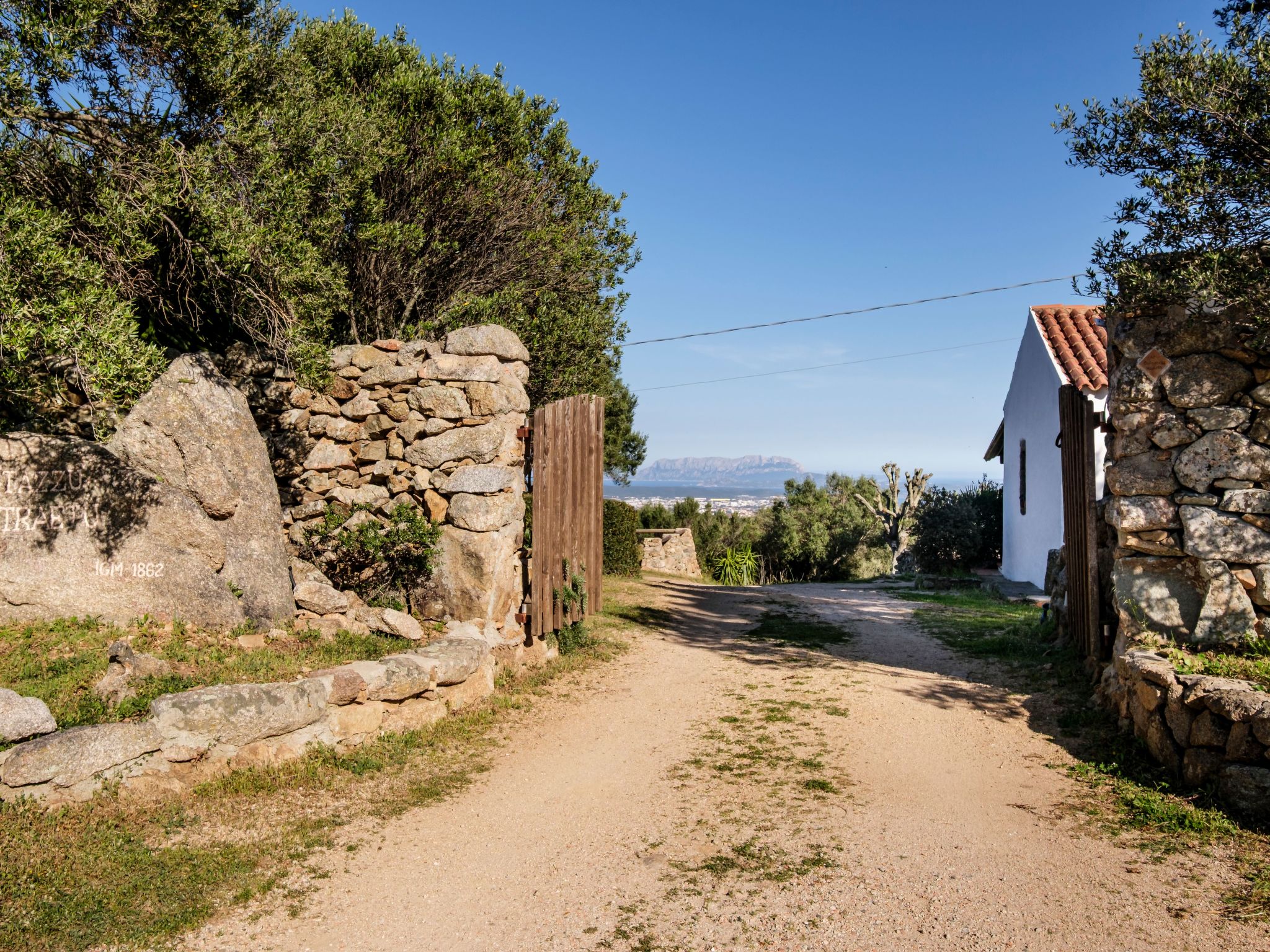 Altes gallurisches Bauernhaus mit Blick auf Olbia-Binnen