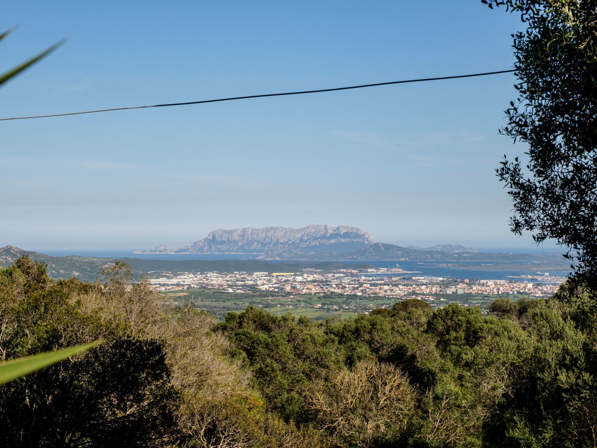 Altes gallurisches Bauernhaus mit Blick auf Olbia-Binnen