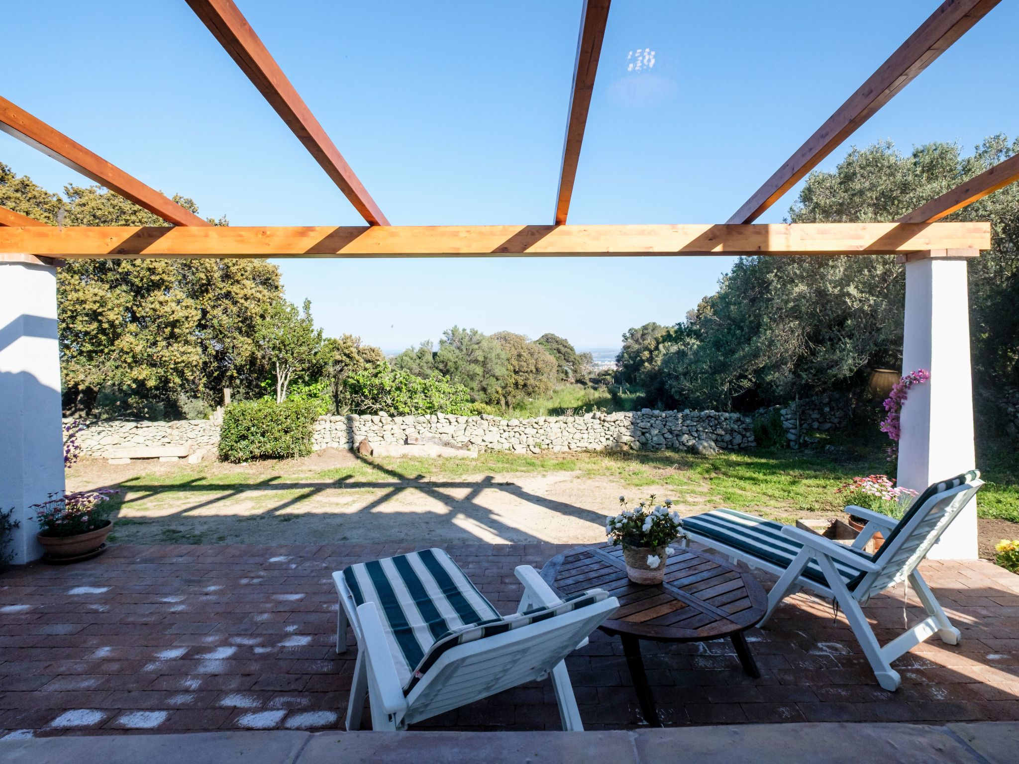 Altes gallurisches Bauernhaus mit Blick auf Olbia-Binnen