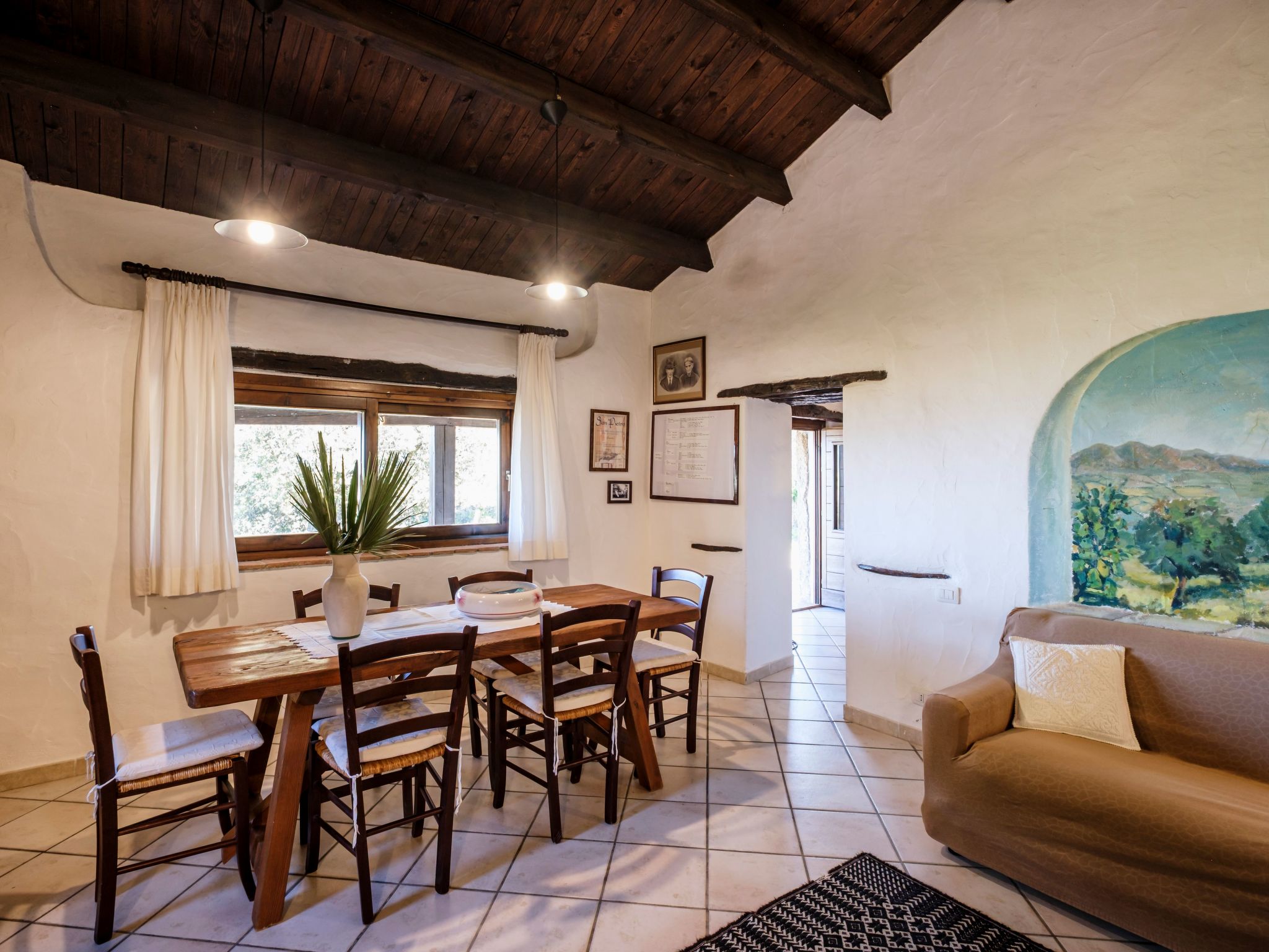 Altes gallurisches Bauernhaus mit Blick auf Olbia-Binnen