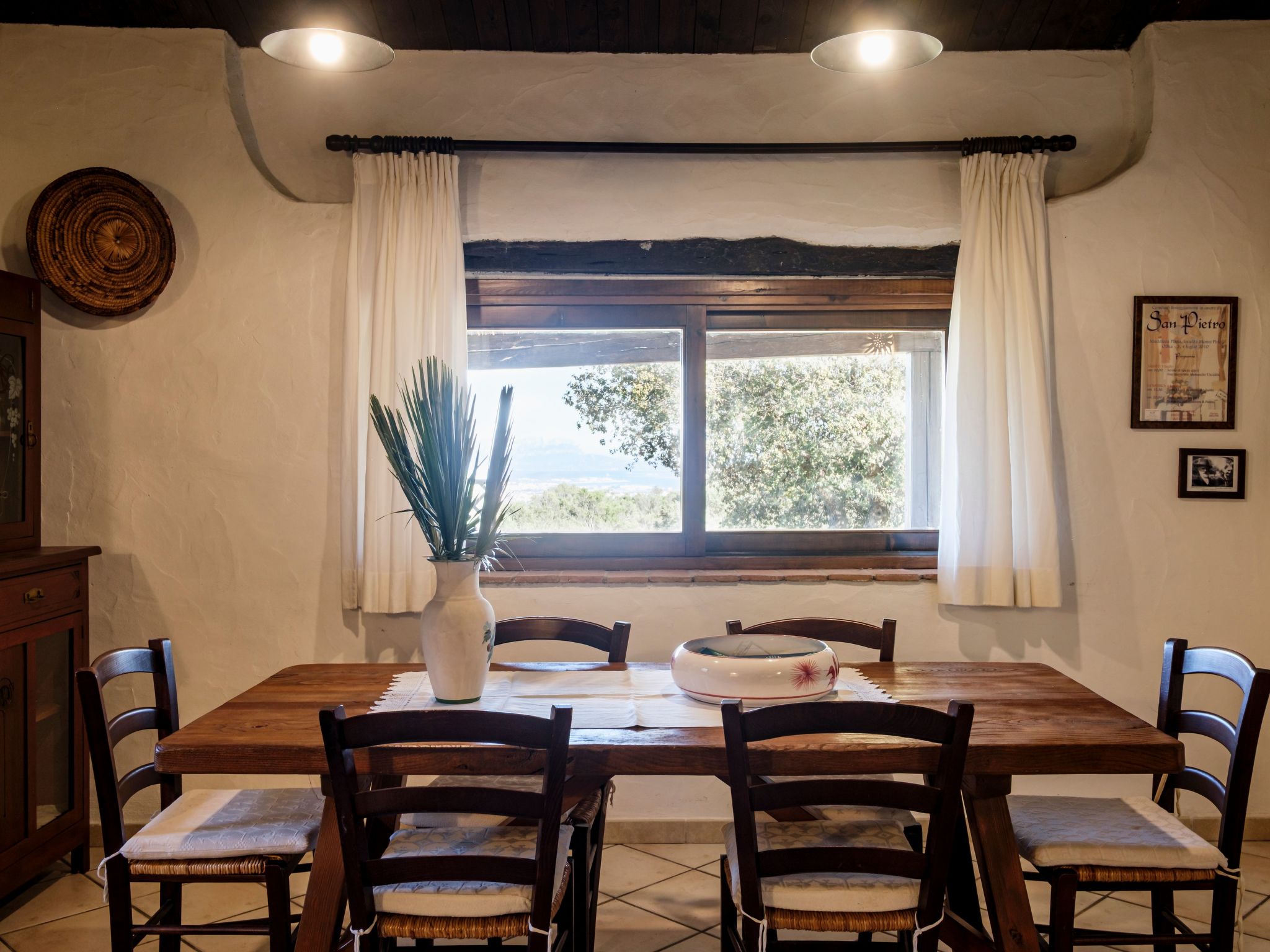 Altes gallurisches Bauernhaus mit Blick auf Olbia-Binnen