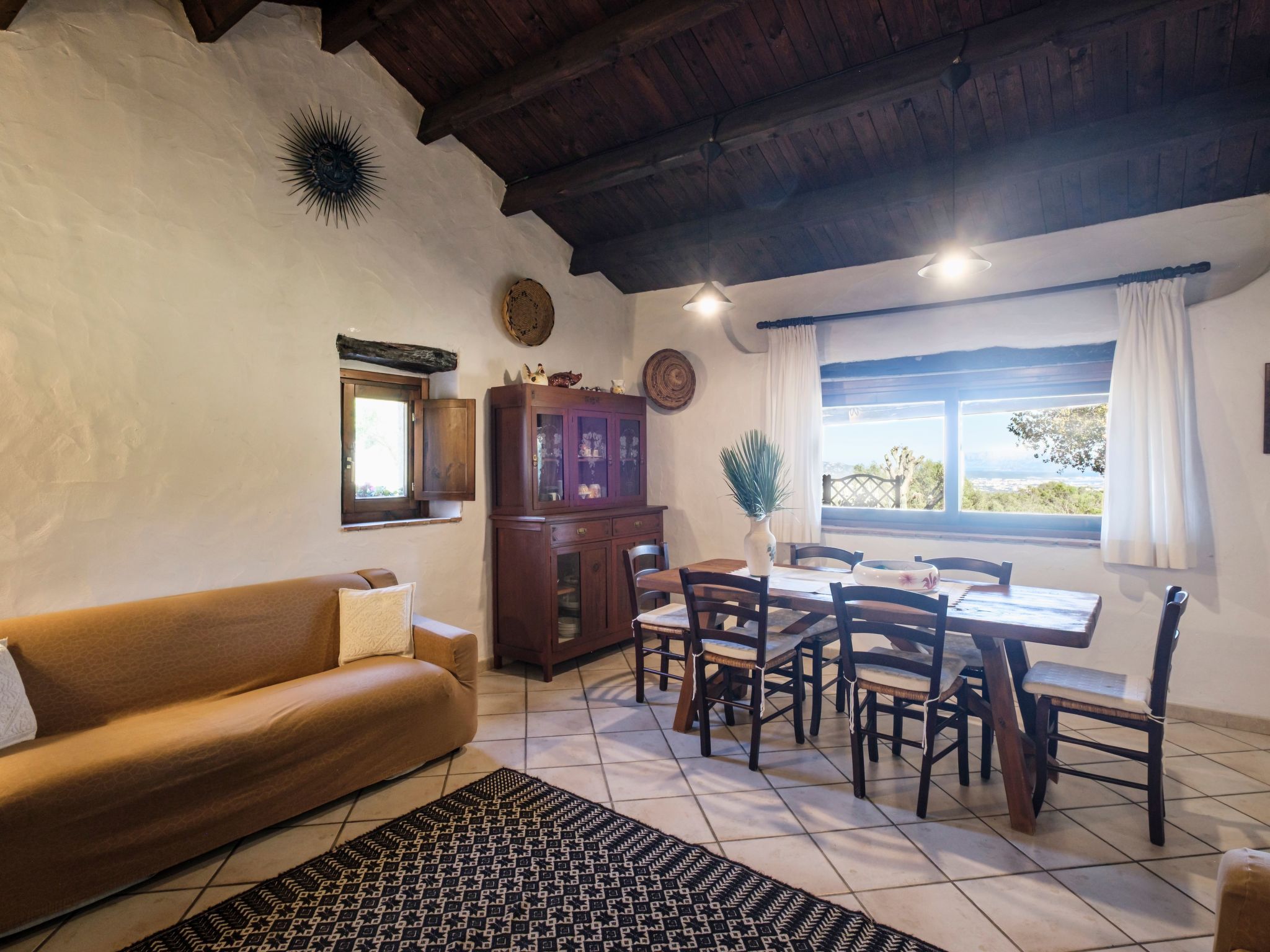 Altes gallurisches Bauernhaus mit Blick auf Olbia-Binnen