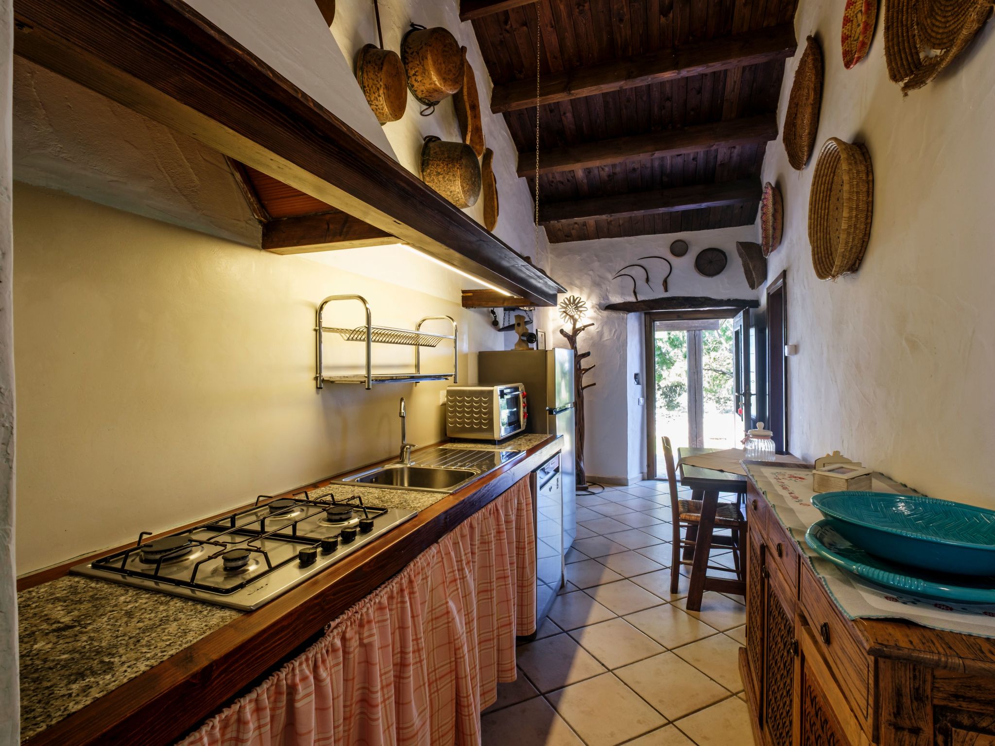 Altes gallurisches Bauernhaus mit Blick auf Olbia-Binnen