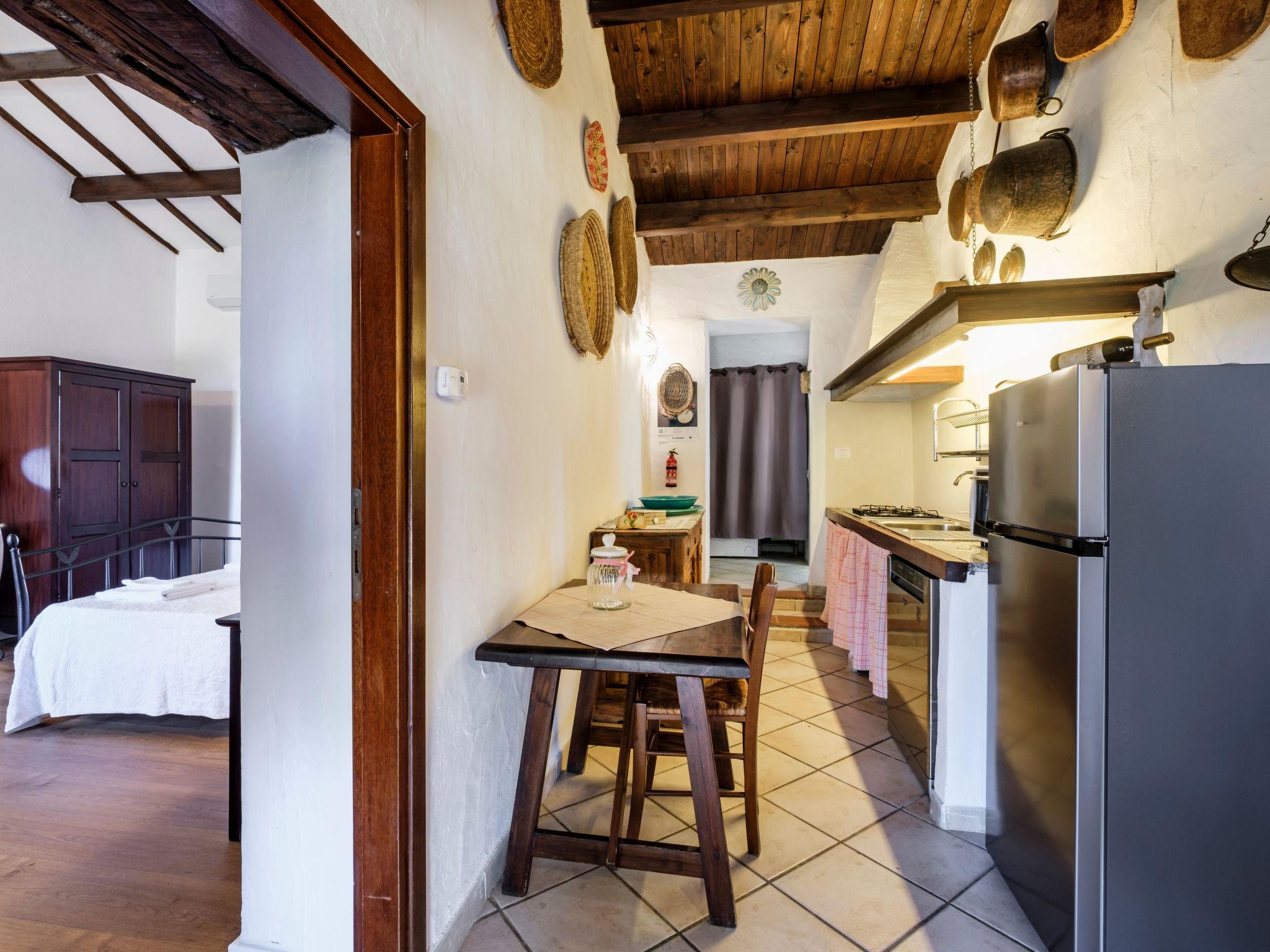 Altes gallurisches Bauernhaus mit Blick auf Olbia-Binnen