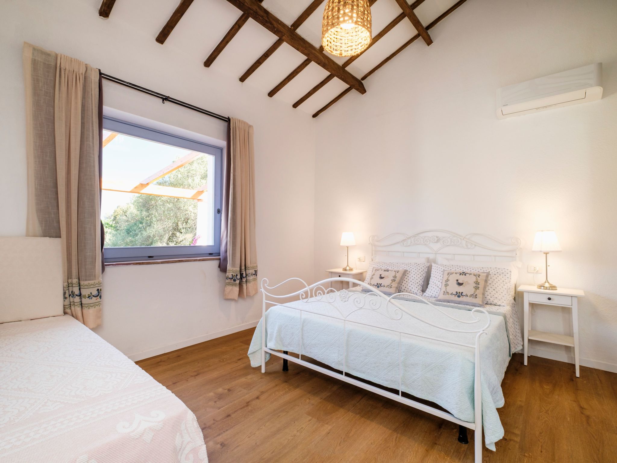 Altes gallurisches Bauernhaus mit Blick auf Olbia-Binnen