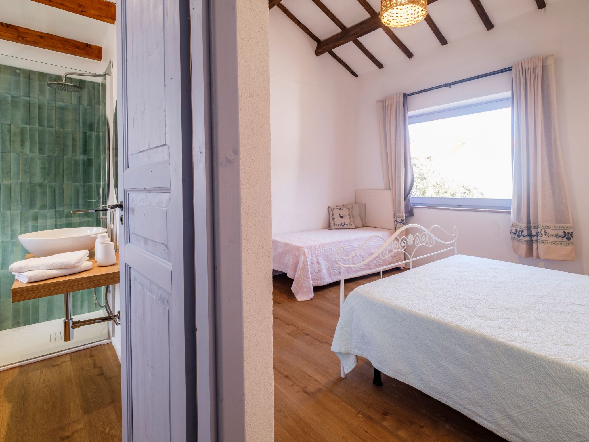 Altes gallurisches Bauernhaus mit Blick auf Olbia-Binnen