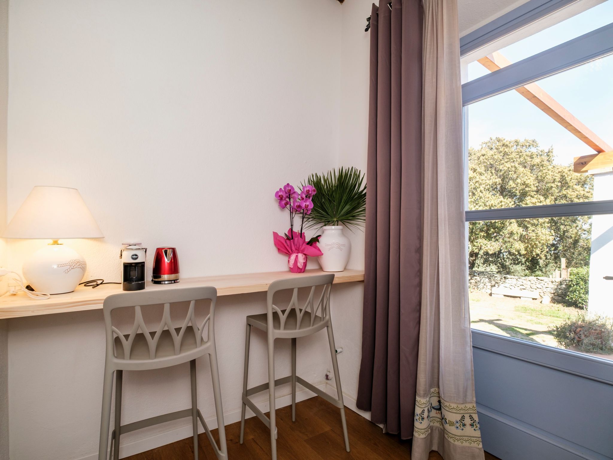 Altes gallurisches Bauernhaus mit Blick auf Olbia-Binnen