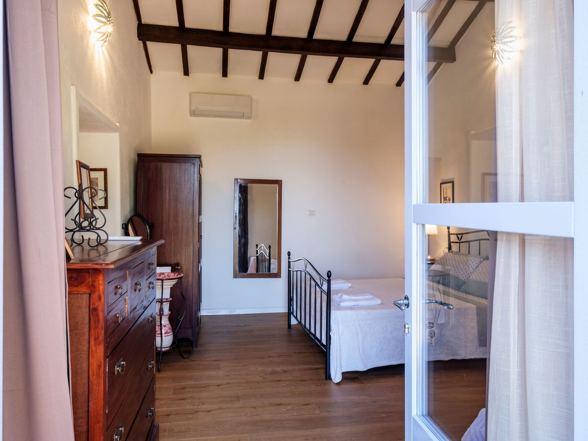 Altes gallurisches Bauernhaus mit Blick auf Olbia-Binnen