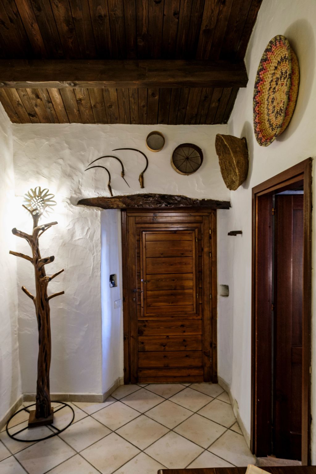 Altes gallurisches Bauernhaus mit Blick auf Olbia-Binnen