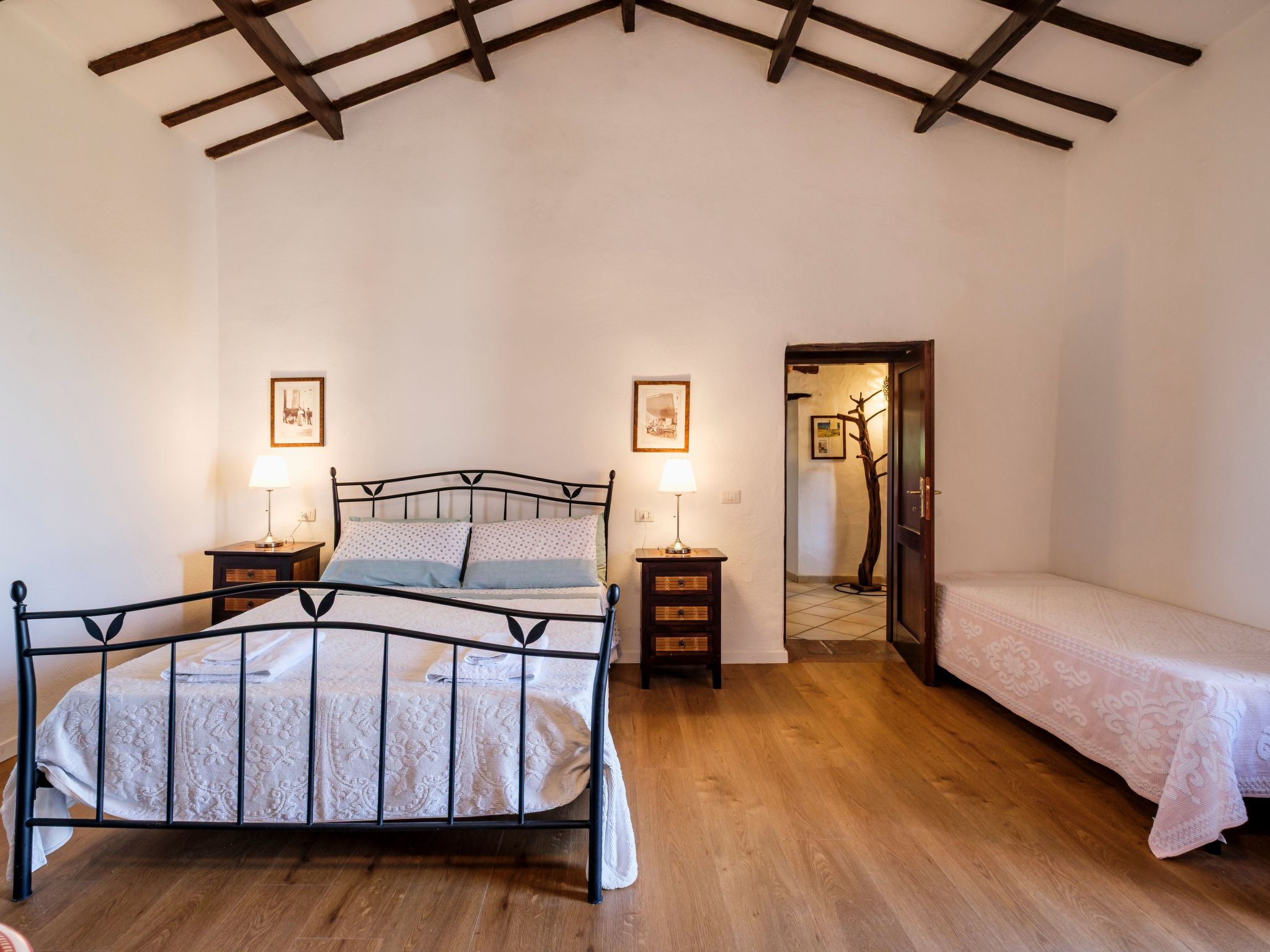 Altes gallurisches Bauernhaus mit Blick auf Olbia-Binnen