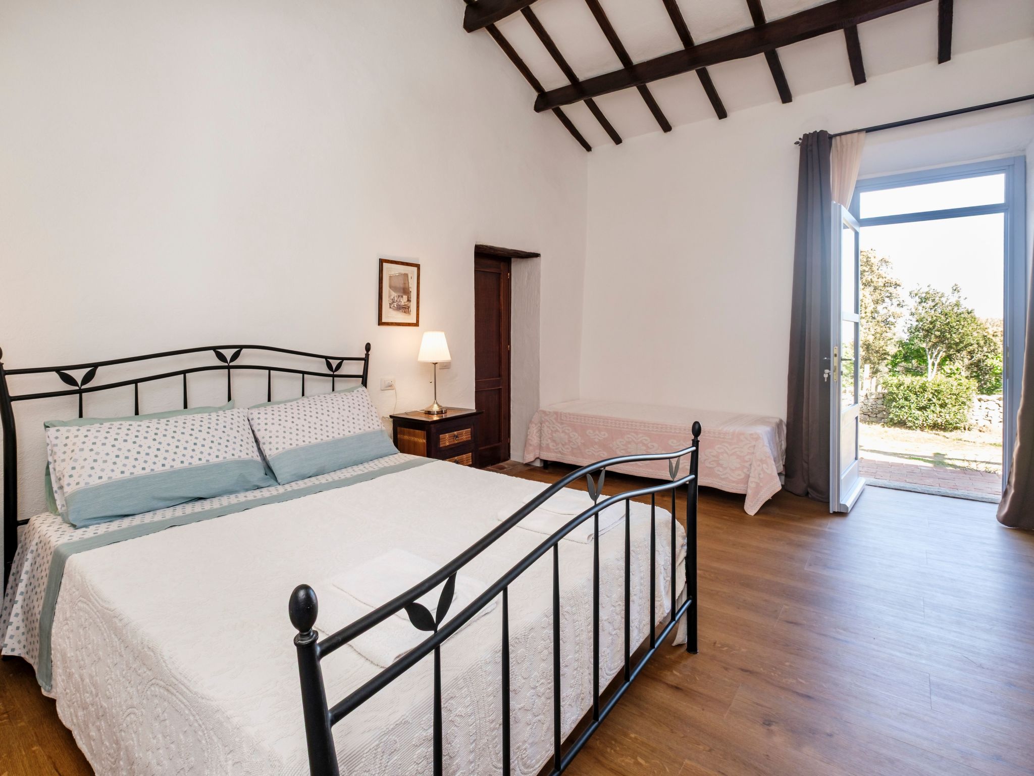 Altes gallurisches Bauernhaus mit Blick auf Olbia-Binnen