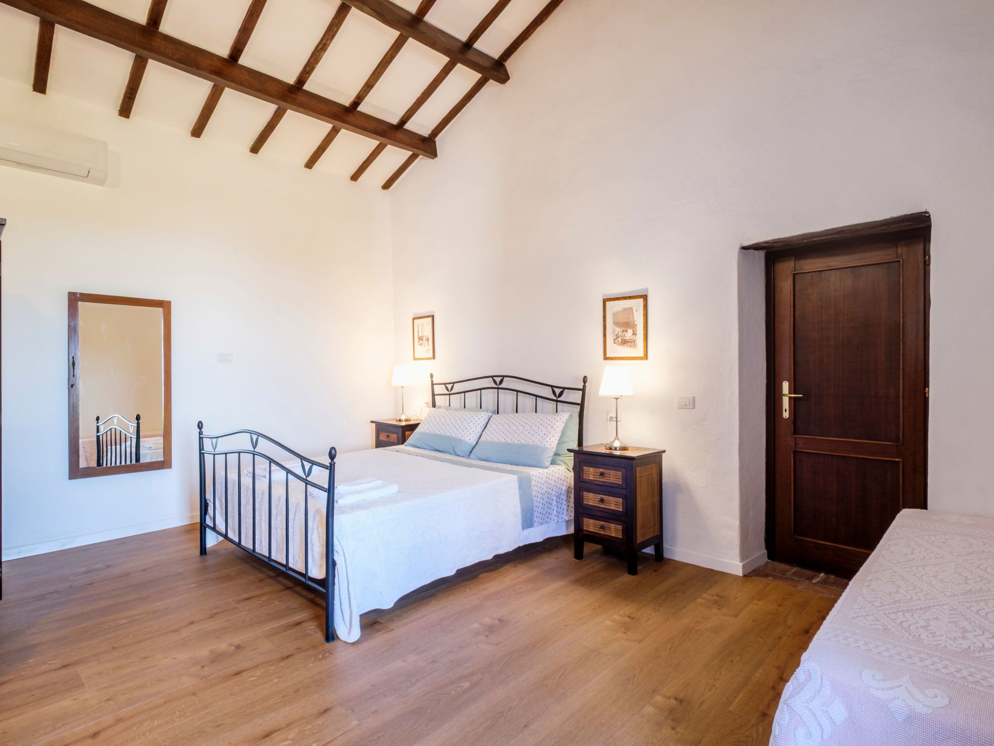 Altes gallurisches Bauernhaus mit Blick auf Olbia-Binnen