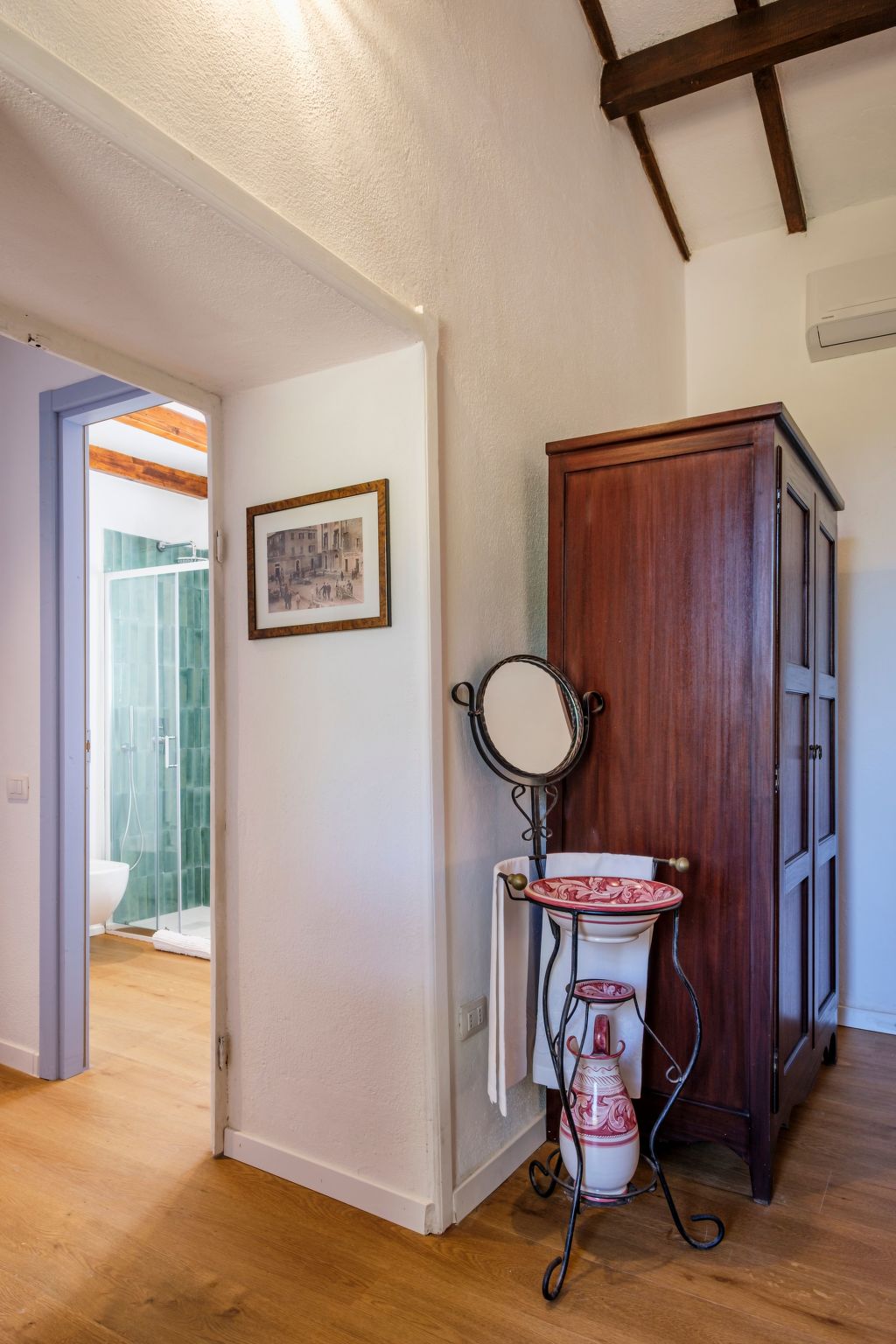 Altes gallurisches Bauernhaus mit Blick auf Olbia-Binnen