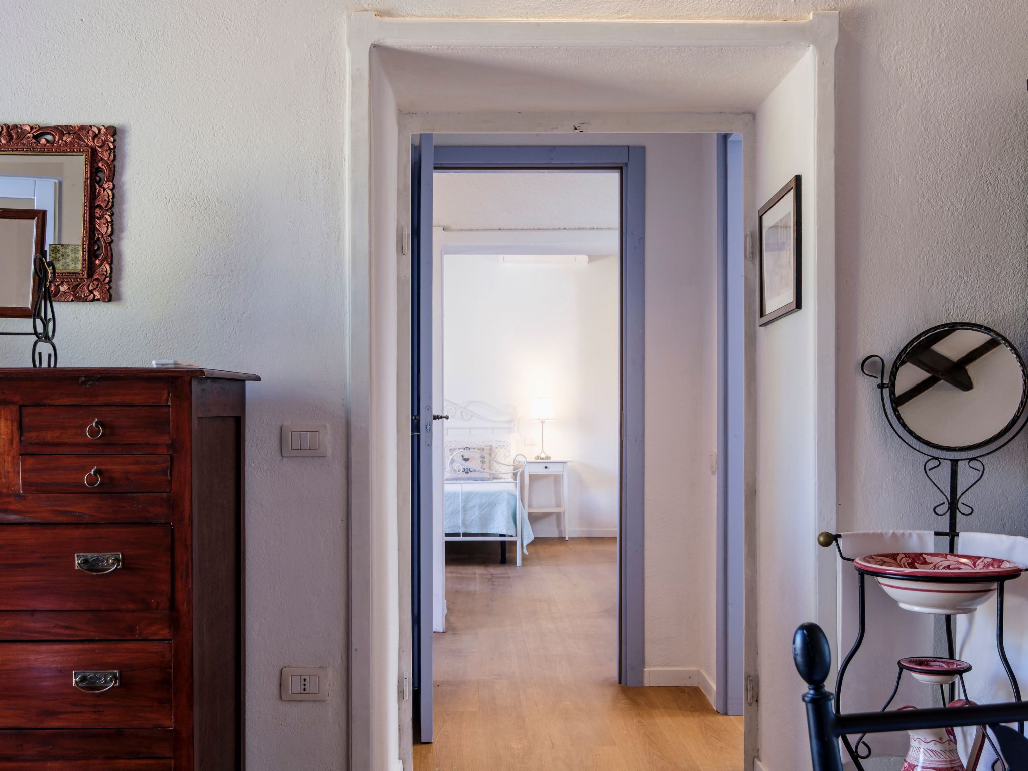 Altes gallurisches Bauernhaus mit Blick auf Olbia-Binnen