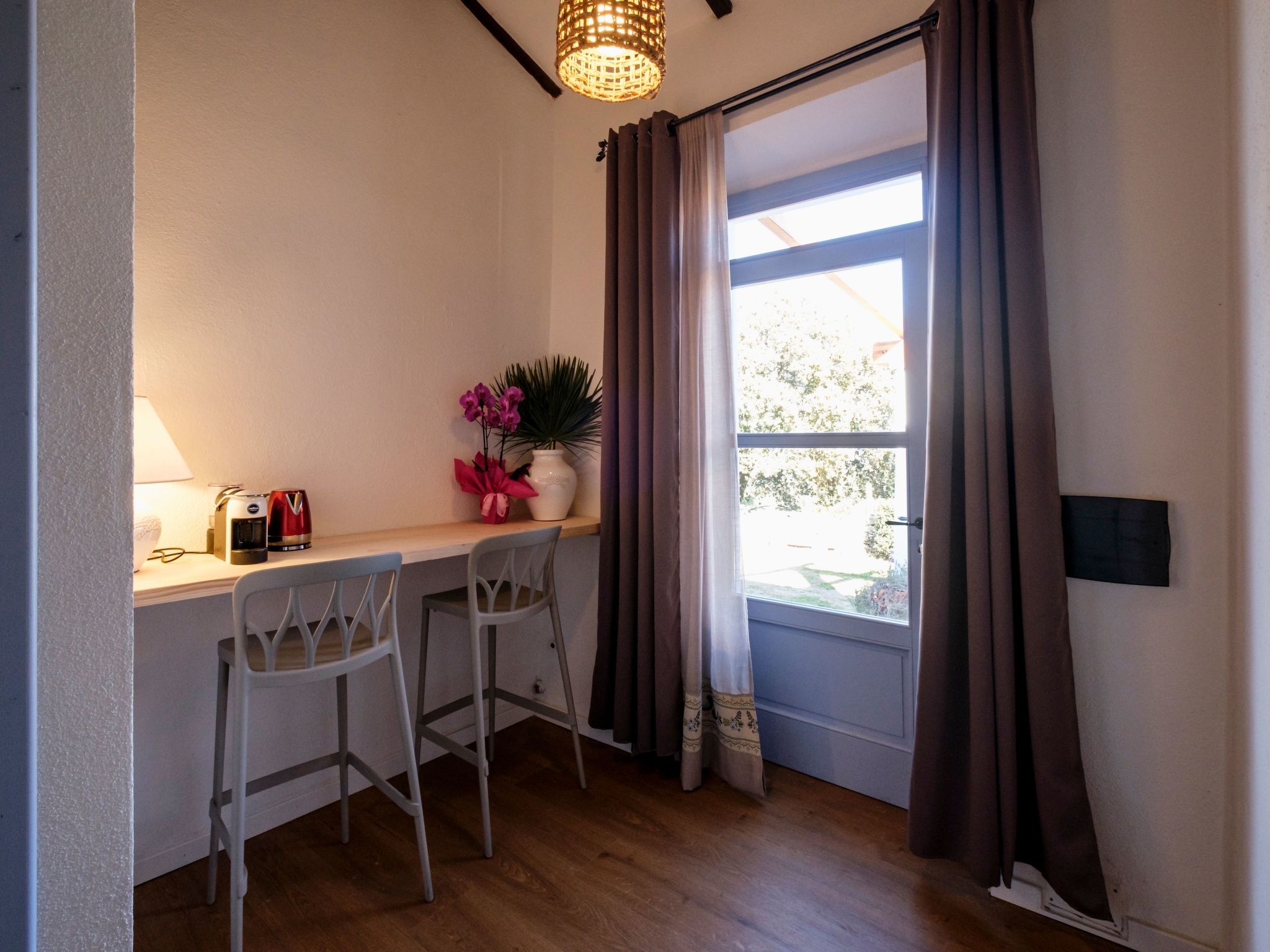 Altes gallurisches Bauernhaus mit Blick auf Olbia-Binnen