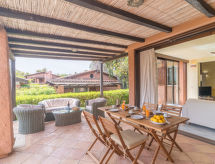 Vrijstaande woning met tuin op 200 meter van strand Porto Istana - thumbnail 1