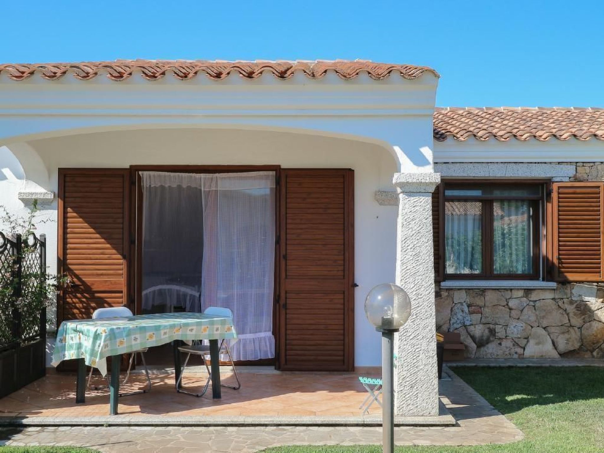 Discover your own piece of paradise in Budoni! Situated only 300 metres from the beach and 800 metres from the heart of the town centre, this holiday home offers the perfect mix of comfort and tranqui..