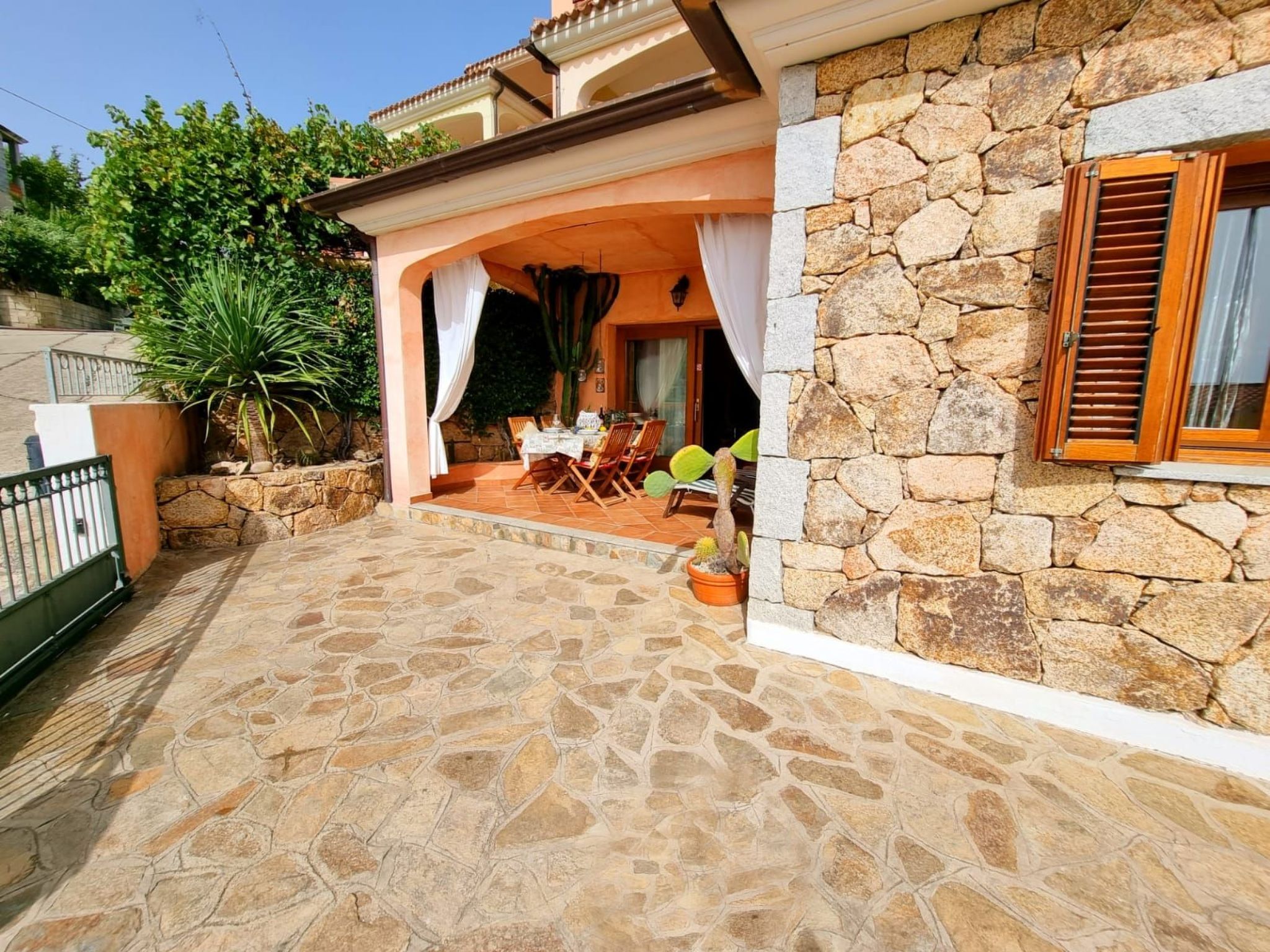 Mit Kamin, Terrasse und Meerblick