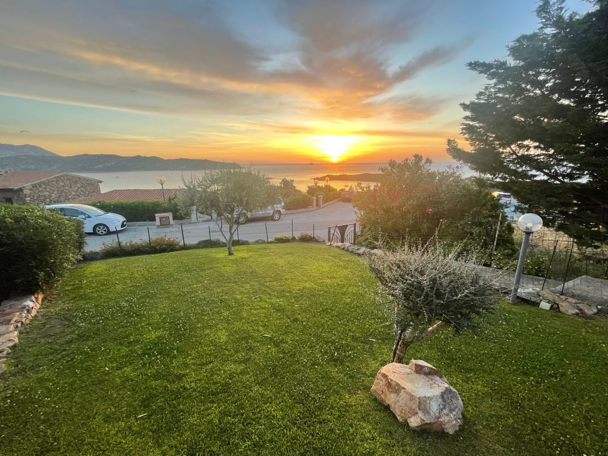 Blue Dawn. Eindrucksvolle Meersicht Coda Cavallo-Binnen