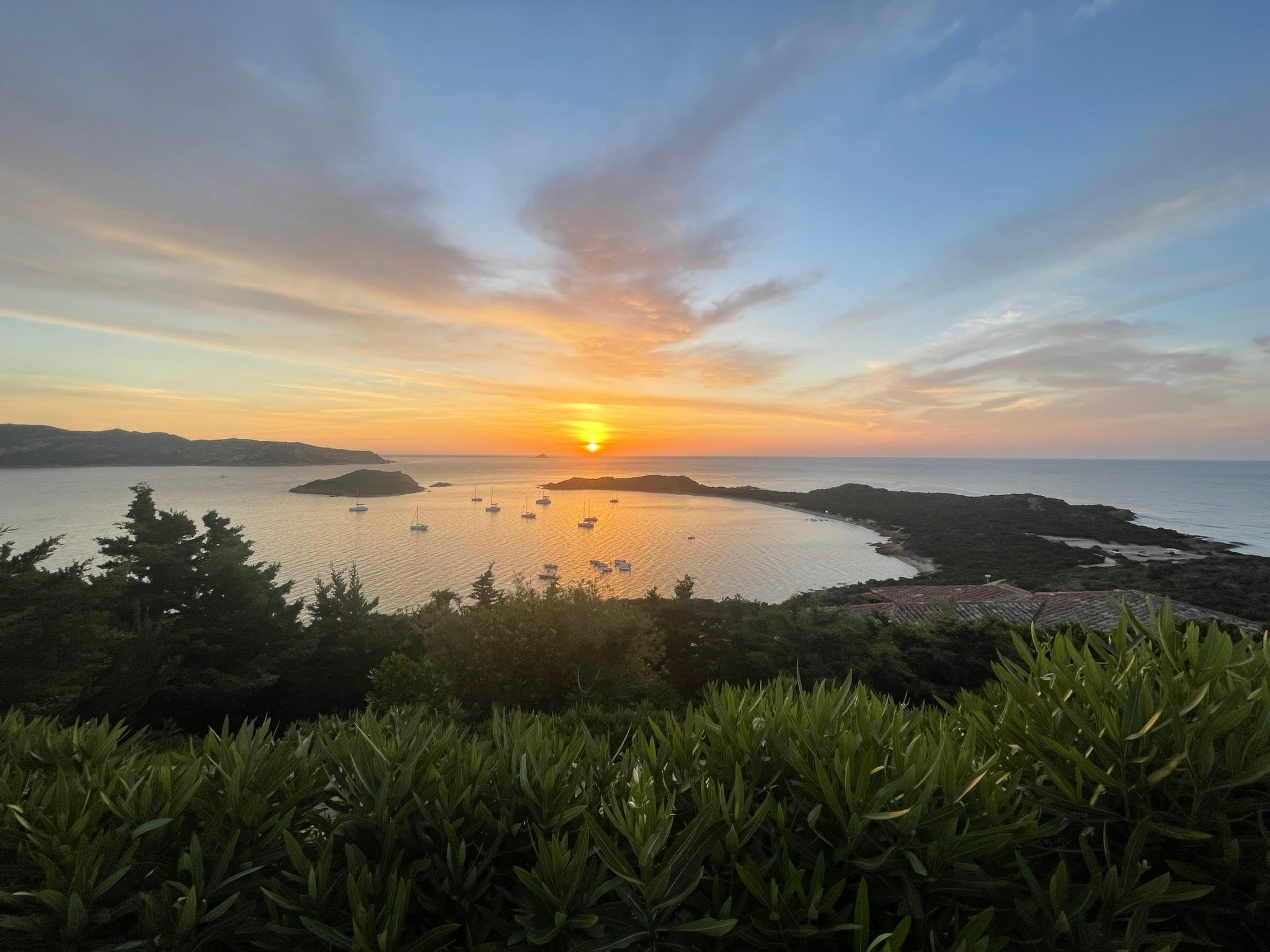 Blue Dawn. Eindrucksvolle Meersicht Coda Cavallo-Binnen