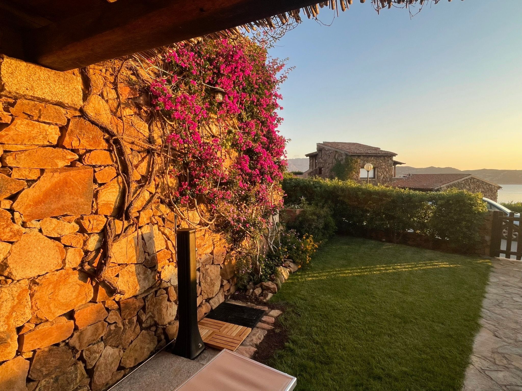 Blue Dawn. Eindrucksvolle Meersicht Coda Cavallo-Binnen