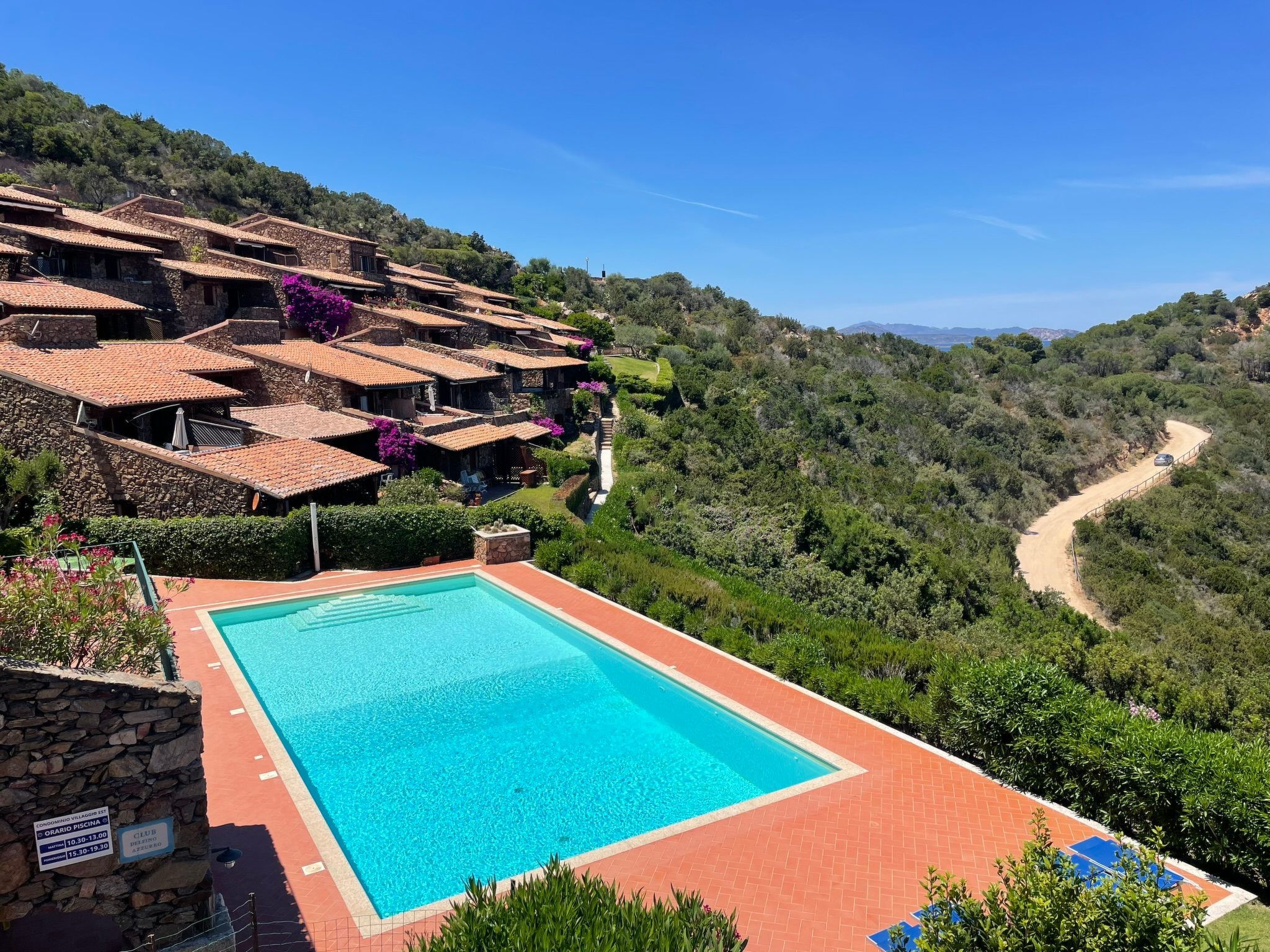 Blue Dawn. Eindrucksvolle Meersicht Coda Cavallo-Binnen