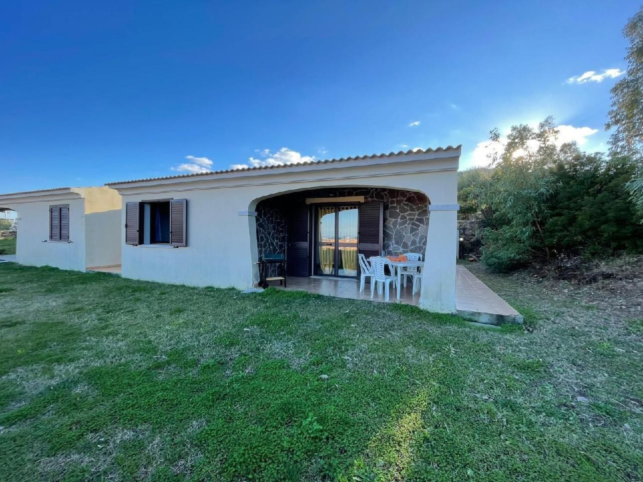 Situated in Sa Marina , a small village about 7 km from the centre of Budoni , this solution enjoys a large garden with lawn and sea view . The location is ideal for those who do not want to renounce ..