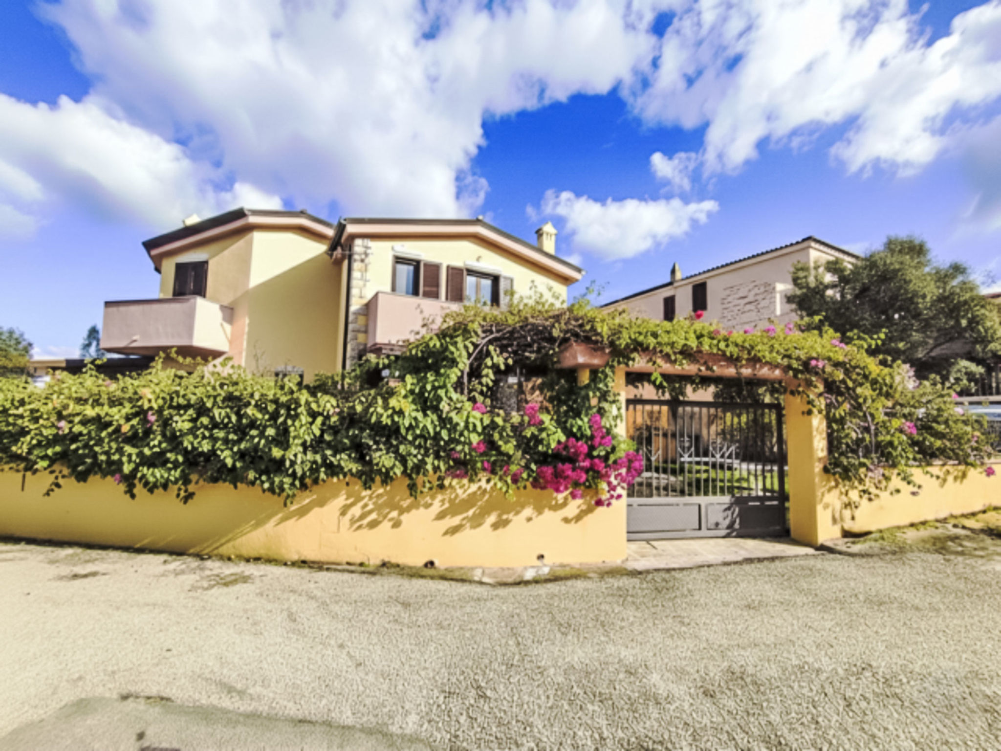 "Remo", appartement 4-kamers 90 m2 op 2 verdiepingen. Het objekt is geschikt voor 4 volwassenen + 2 kinderen. Comfortabel en gezellig ingericht: woon-/eetkamer met eettafel, TV, air-conditioning en he..