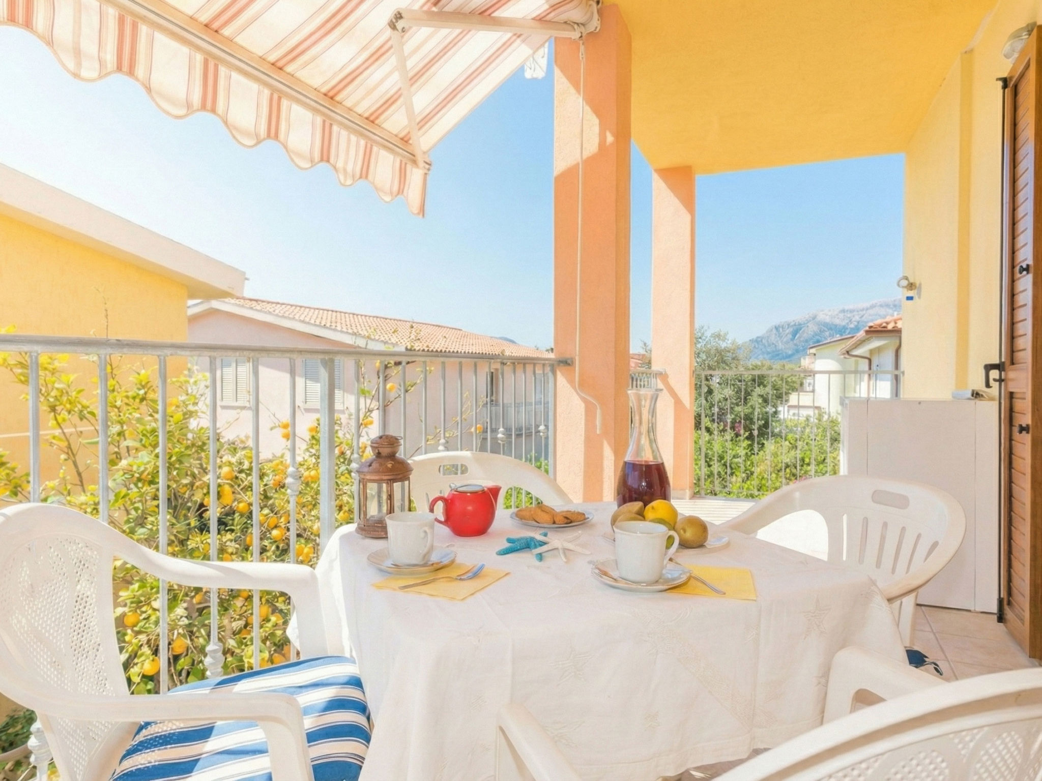 "Bellina", appartement 3-kamers 50 m2 op de 1e verdieping. Gerenoveerd in 2018, modern en gezellig ingericht: woon-/eetkamer met TV (Flatscreen TV), air-conditioning en heteluchtverwarming. 1 2-pers. ..