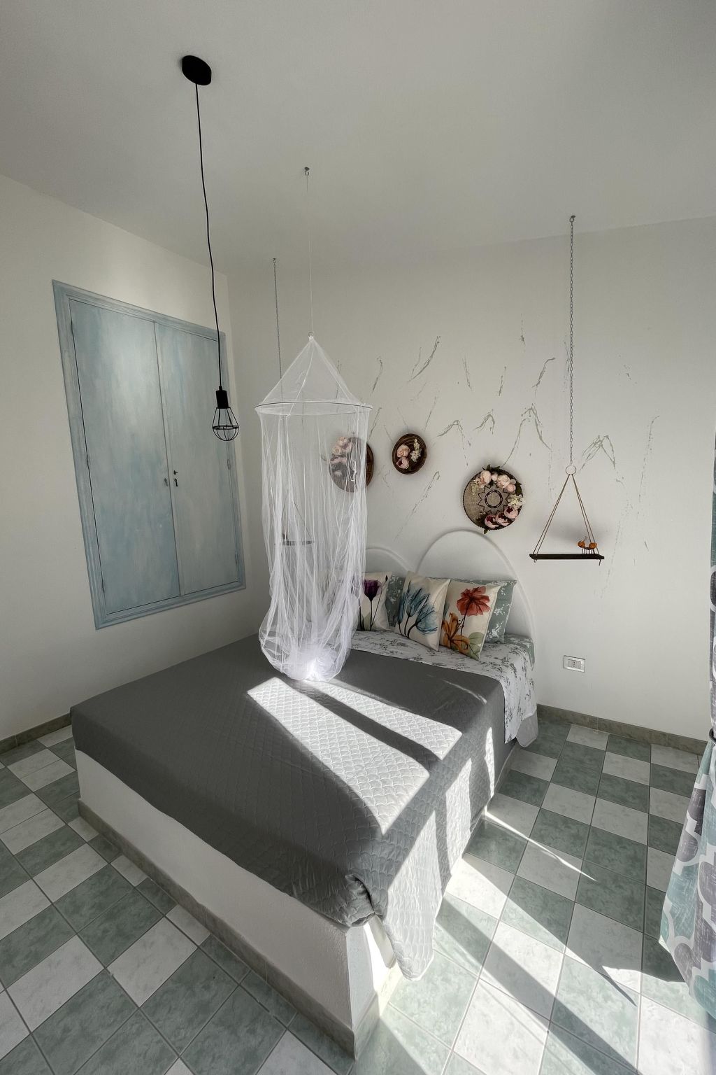 Private Holiday House Adults Only set in front of the beach with parking and garden. This property is located on the beach and is sufficient to open the small gate to be barefoot on the white sandy of..