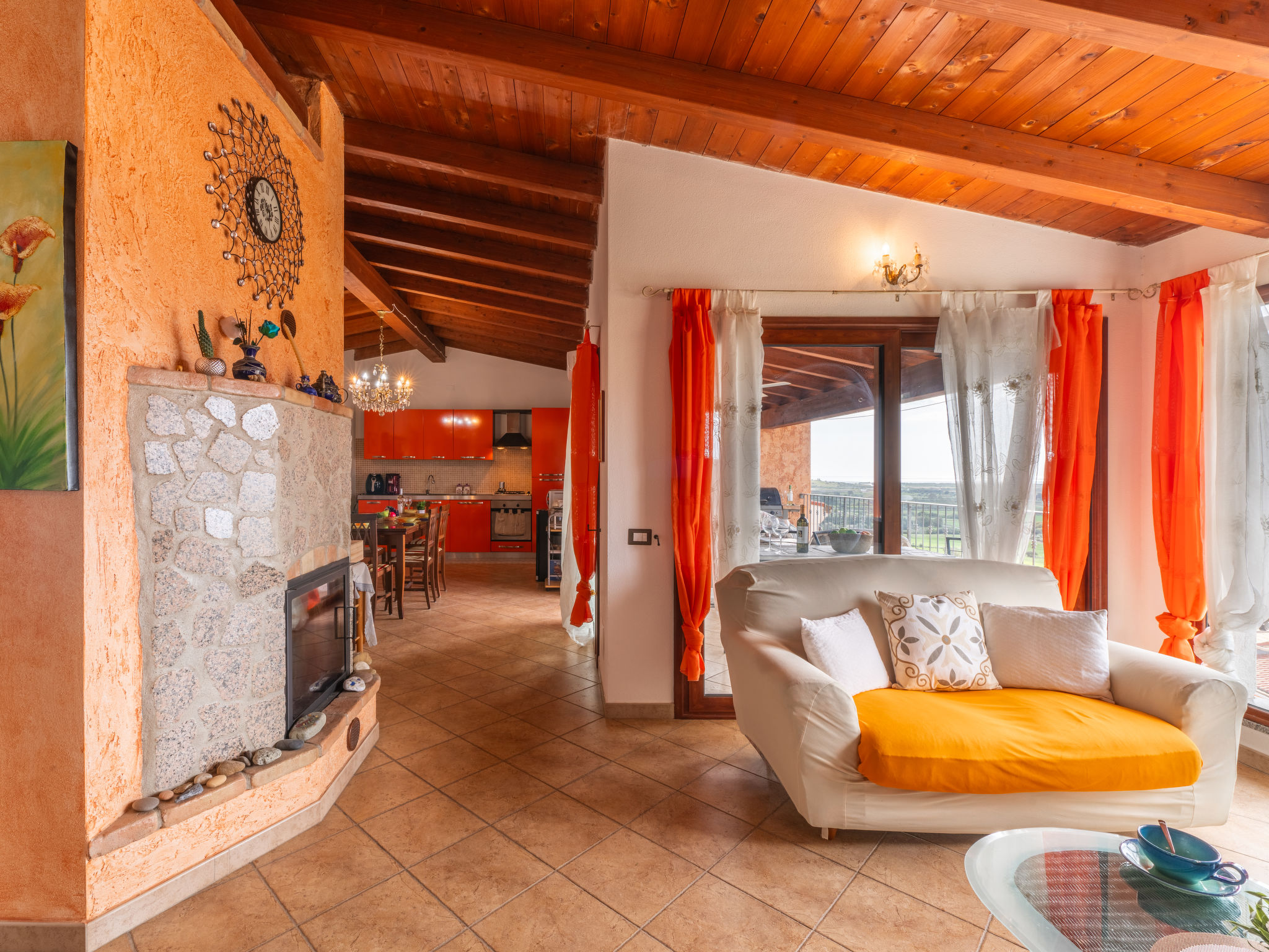 "Sea view", appartement 3-kamers 110 m2 op de 1e verdieping. Comfortabel en gezellig ingericht: woon-/eetkamer met open haard (alleen decoratie), eettafel, Sat-TV en air-conditioning. Uitgang naar het..