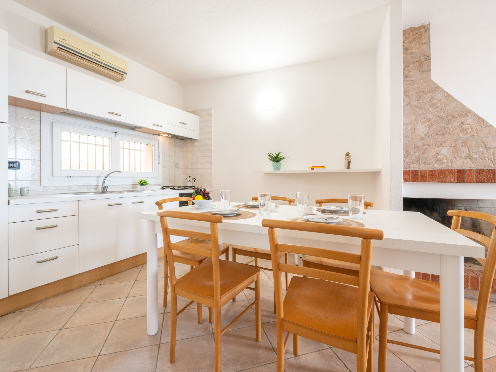 "Sa vida", huis in een rij 3-kamers 60 m2 op 2 verdiepingen. Comfortabel en gezellig ingericht: woon-/eetkamer met eettafel, TV en air-conditioning. Uitgang naar de veranda. Kookhoek (oven, 4 kookpitt..