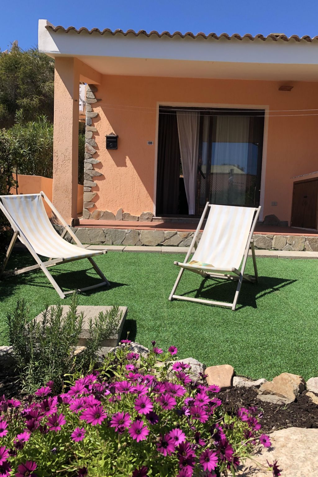 Ferienhaus mit umzäuntem Garten in Porto Corallo (Italien) und 1 Hund erlaubt