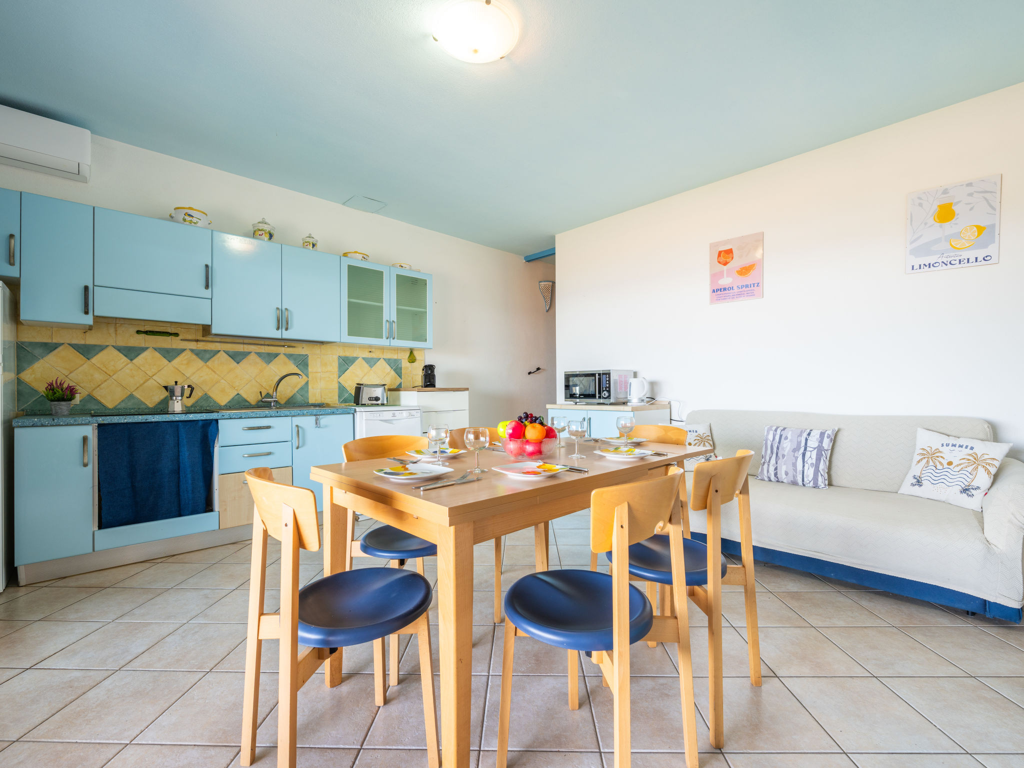 Porto Corallo-Inside