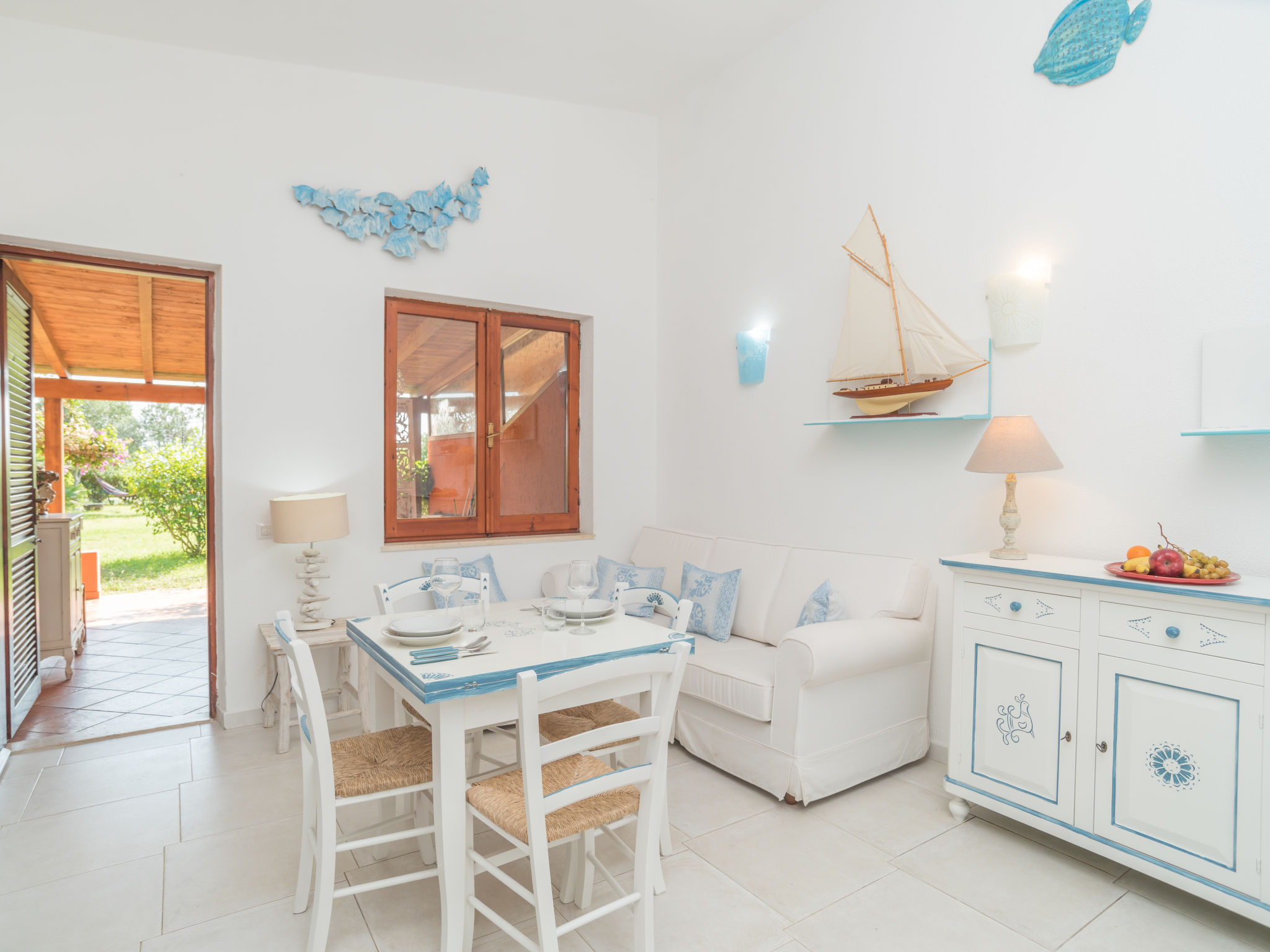 "Rei Marina Fronte Mare 31 (REI425)", huis in een rij 3-kamers 65 m2. Mooi en modern ingericht: woon-/slaapkamer met 1 2-pers divanbed, eettafel en Sat-TV. Uitgang naar het terras. 1 kamer met 1 2-per..