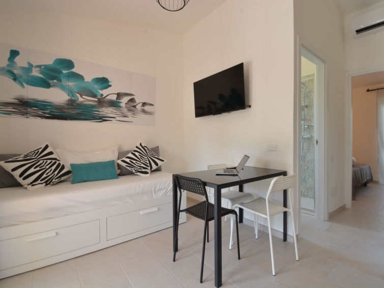 "Mirto Marino 11 (REI511)", huis in een rij 2-kamers 40 m2. Comfortabel en mooi ingericht: woon-/eetkamer met 1 divanbed en Sat-TV. Uitgang naar de veranda. 1 2-pers. kamer. Kookhoek (afwasmachine, Ga..