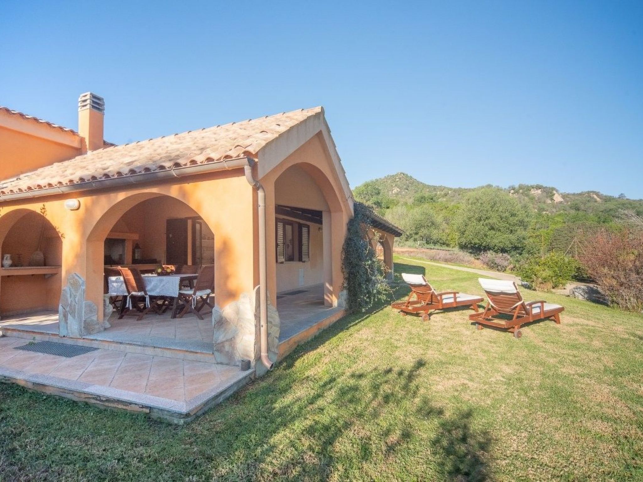 Photo of Schöne moderne Villa in privater Lage, umgeben von üppiger Natur