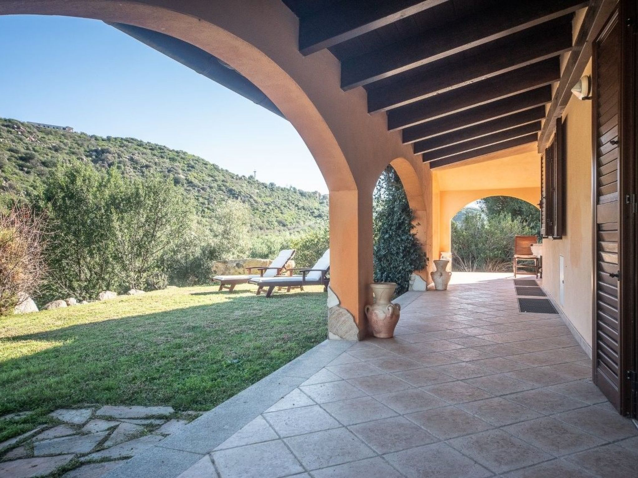 Photo of Schöne moderne Villa in privater Lage, umgeben von üppiger Natur