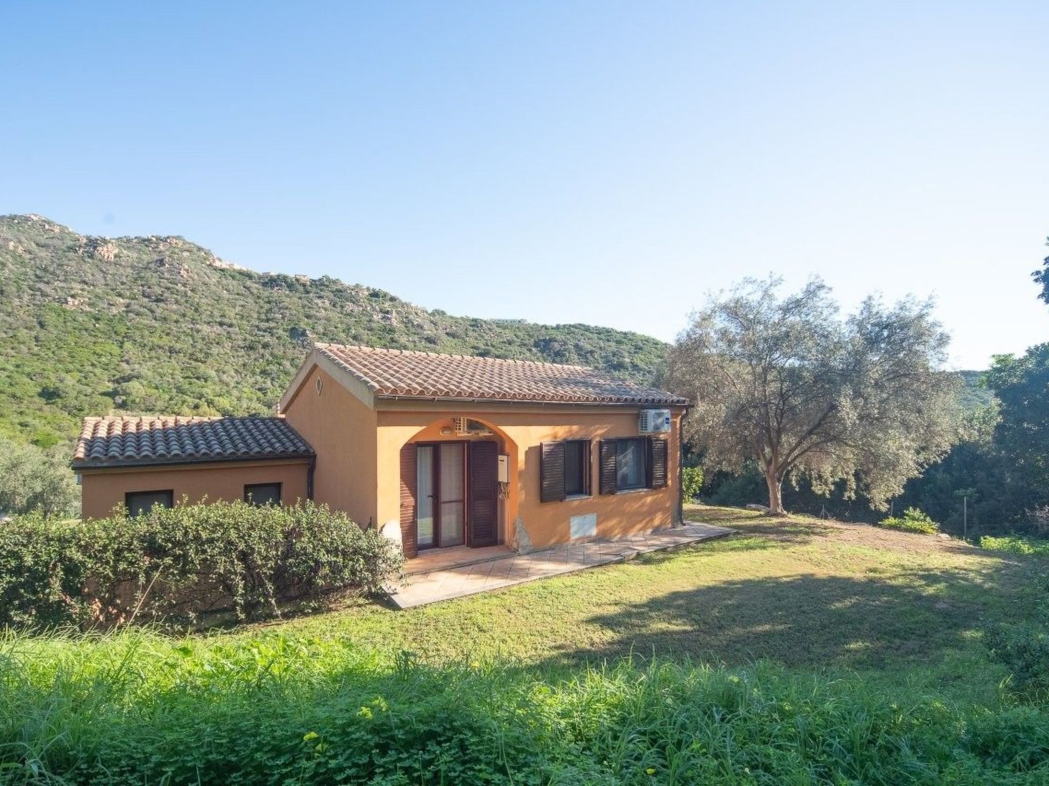 Photo of Schöne moderne Villa in privater Lage, umgeben von üppiger Natur