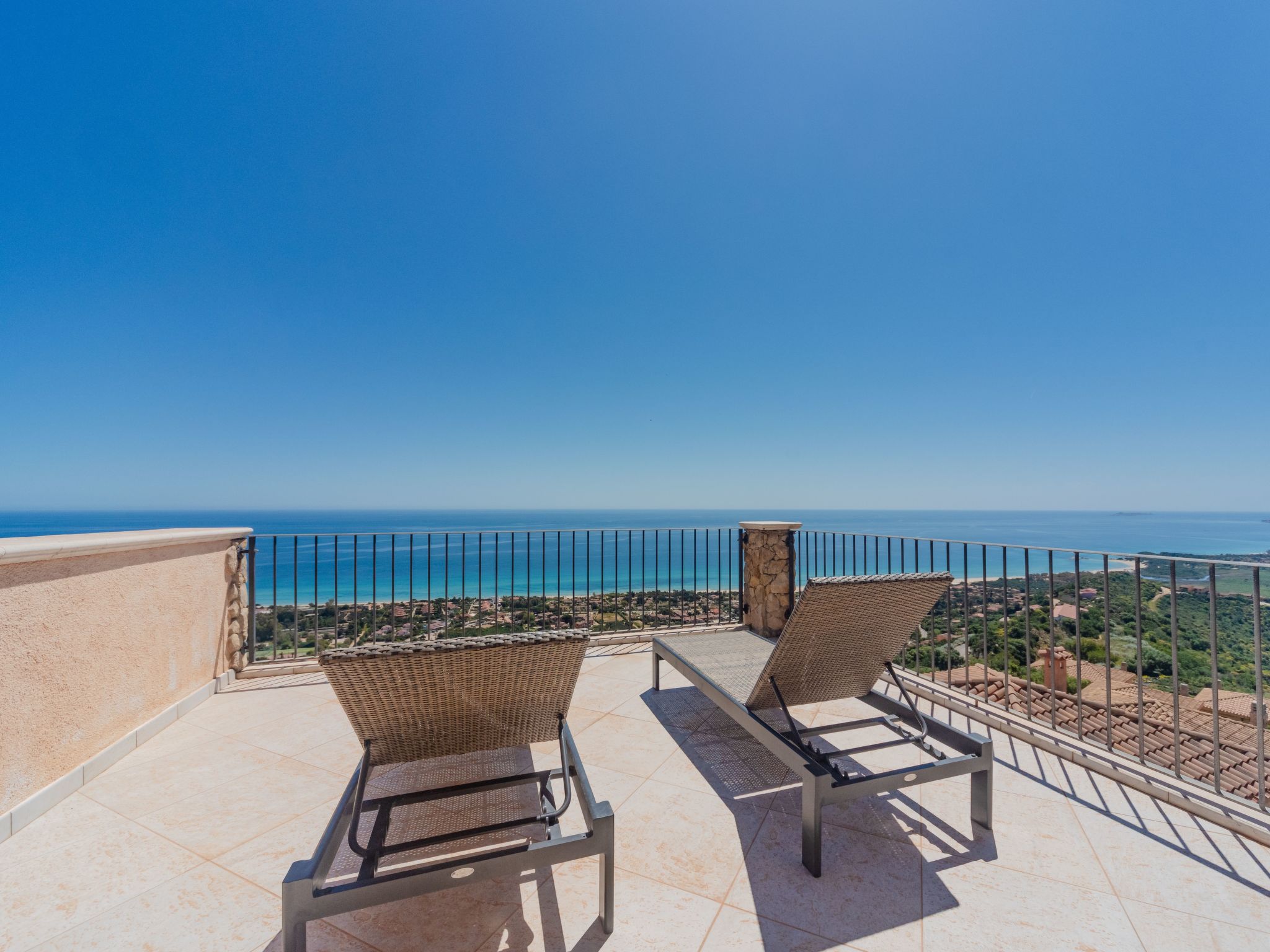 Photo of Moderne Villa mit atemberaubendem Blick auf die Küste