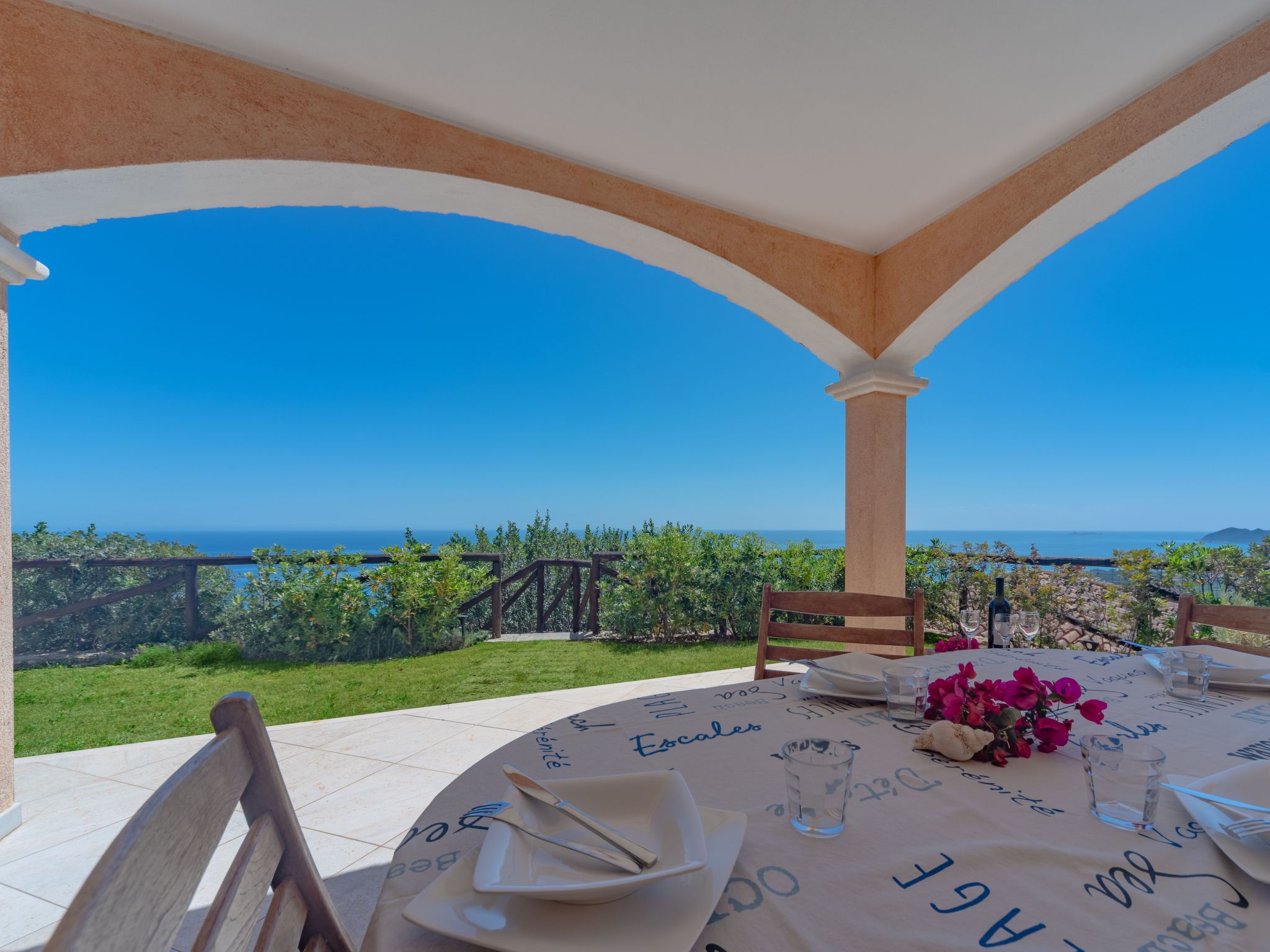 Photo of Moderne Villa mit atemberaubendem Blick auf die Küste