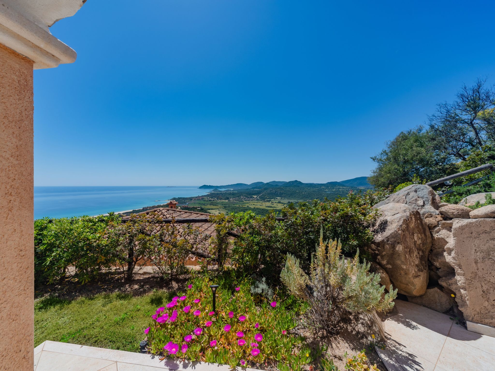 Photo of Moderne Villa mit atemberaubendem Blick auf die Küste