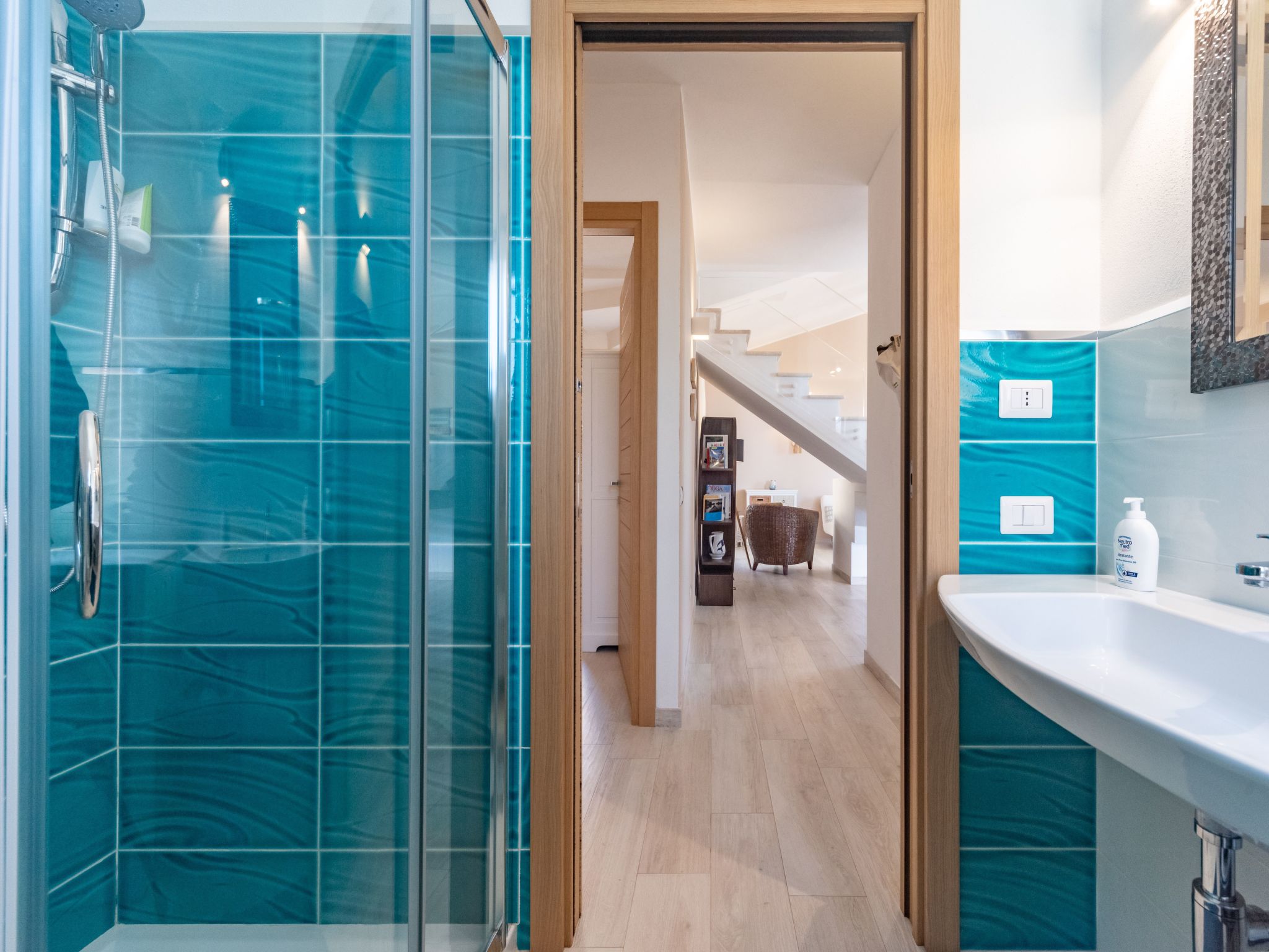 Moderne Villa mit atemberaubendem Blick auf die Küste-Image-tags.info