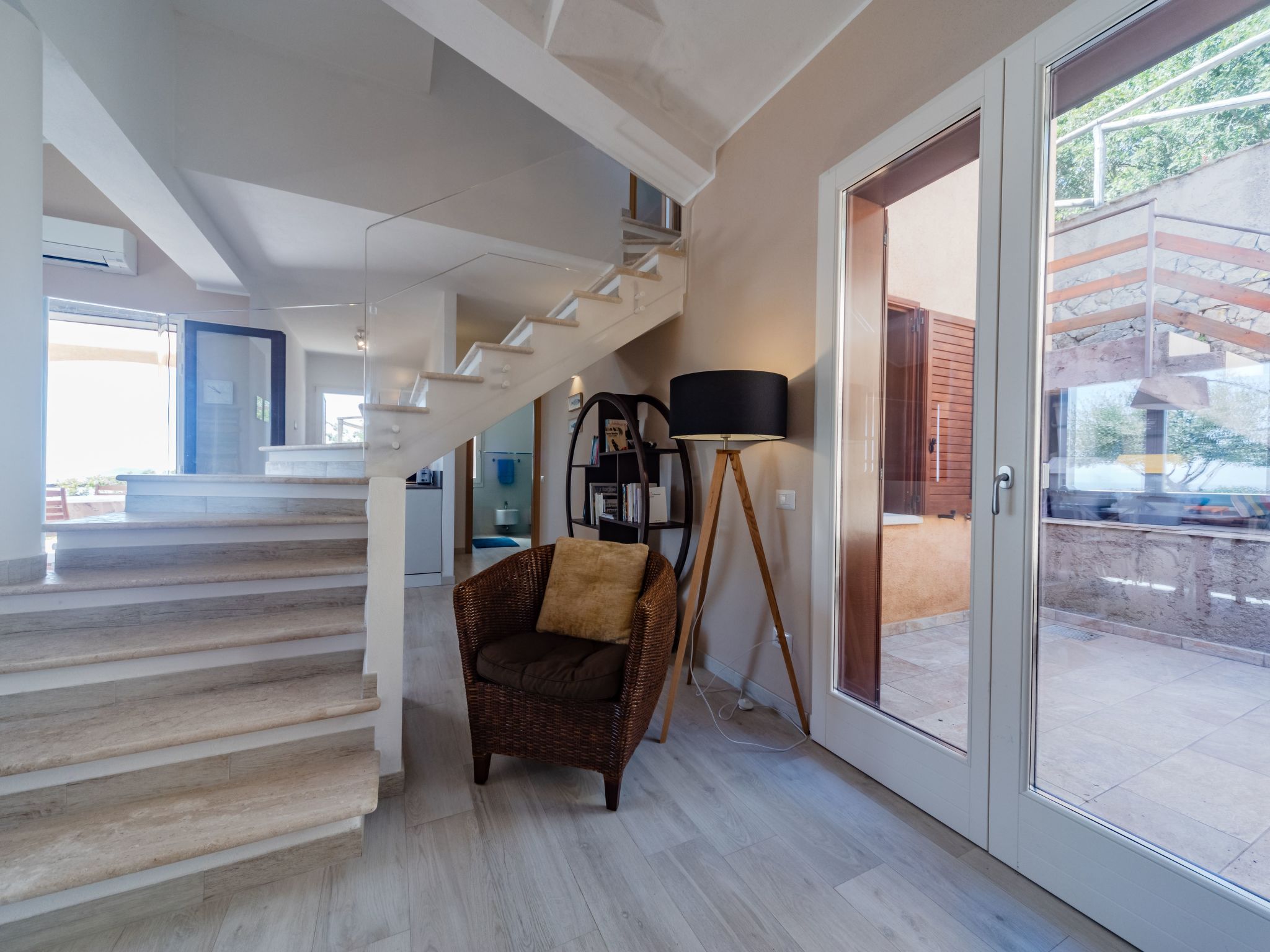 Moderne Villa mit atemberaubendem Blick auf die Küste-Binnen