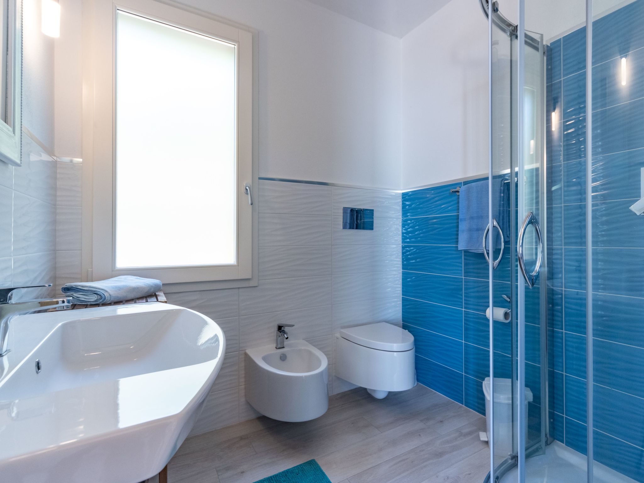 Photo of Moderne Villa mit atemberaubendem Blick auf die Küste