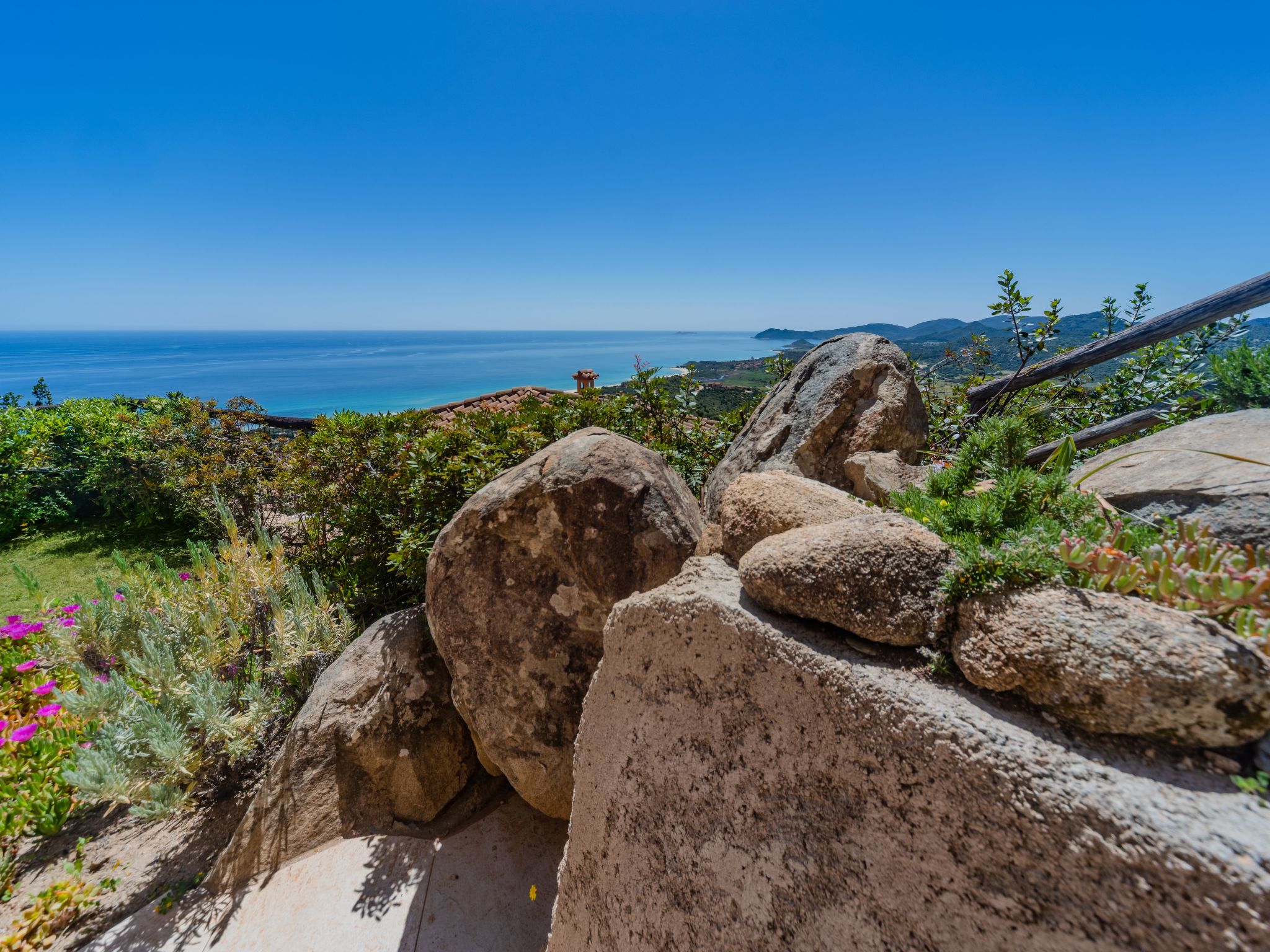 Photo of Moderne Villa mit atemberaubendem Blick auf die Küste