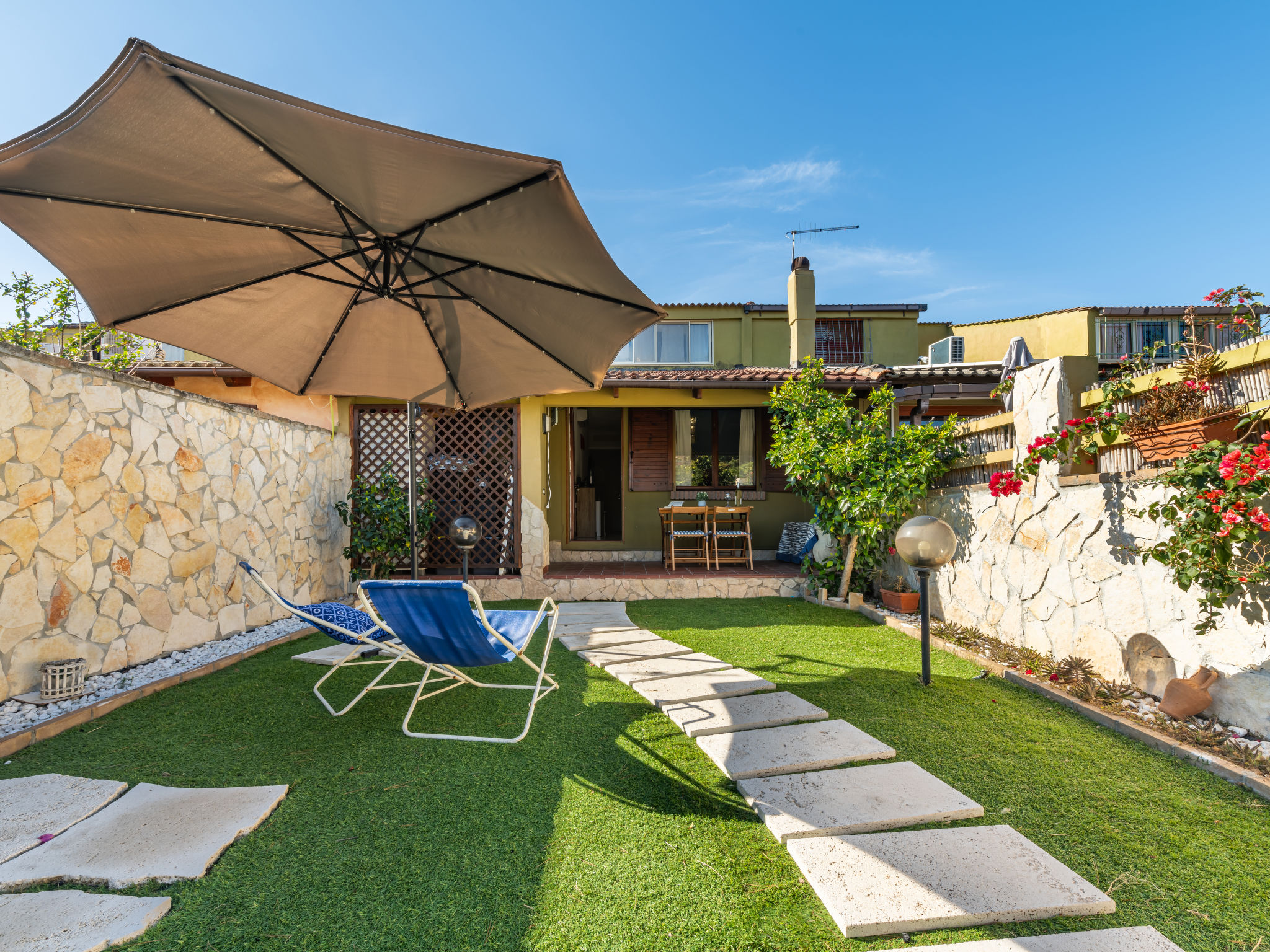 "Porru", huis in een rij 3-kamers 60 m2. Eenvoudig en gezellig ingericht: woon-/eetkamer met eettafel, Sat-TV en air-conditioning. Uitgang naar de veranda. 1 kamer, zonder ramen met 1 2-pers bed. 1 ka..