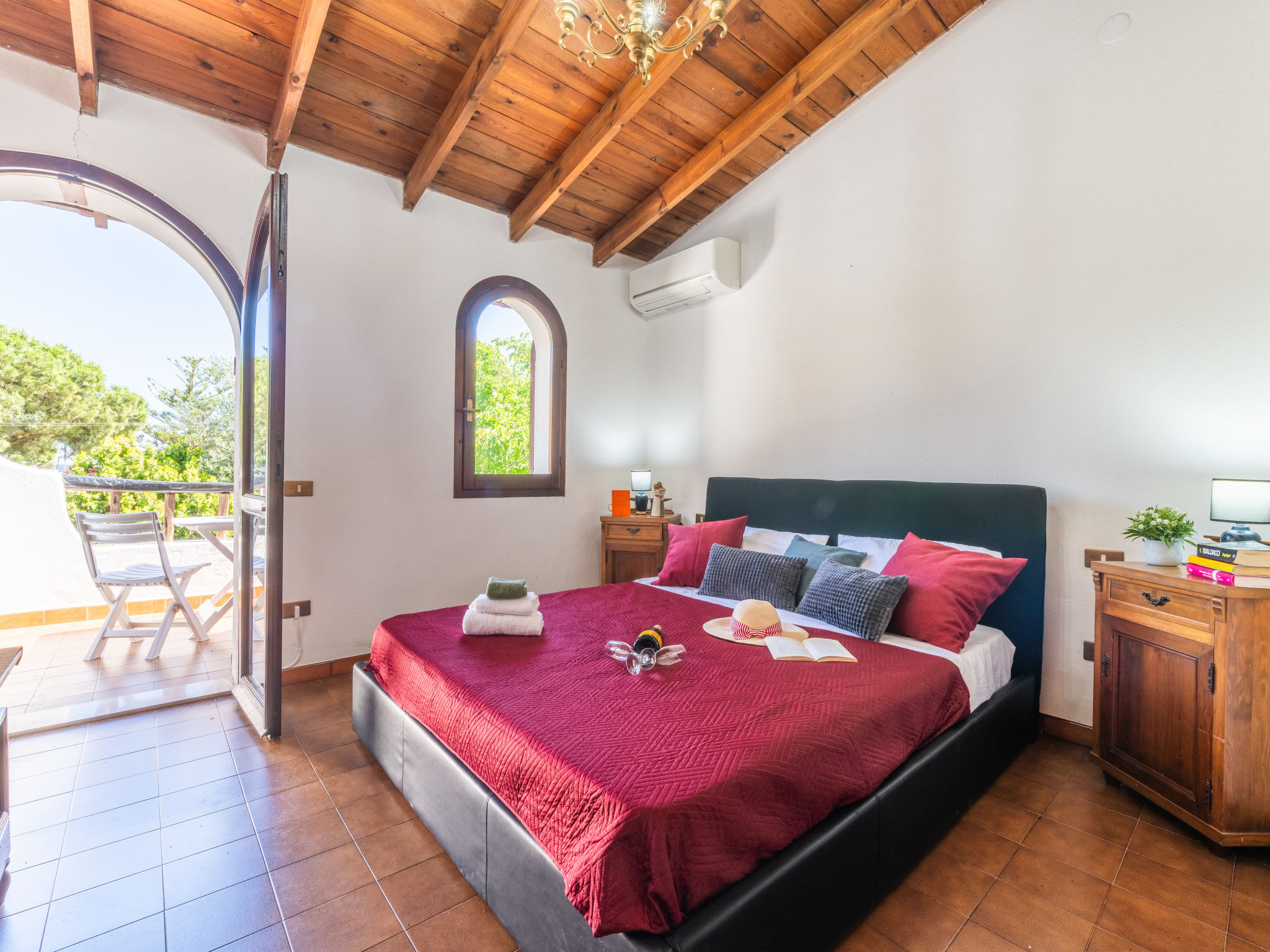 " Sant'Andrea", huis 4-kamers 100 m2. Eenvoudig en gezellig ingericht: woon-/eetkamer met eettafel en Sat-TV. 1 kamer met 1 bed, 1 2-pers bed en air-conditioning. Open keuken (oven, 2 inductiekookplat..