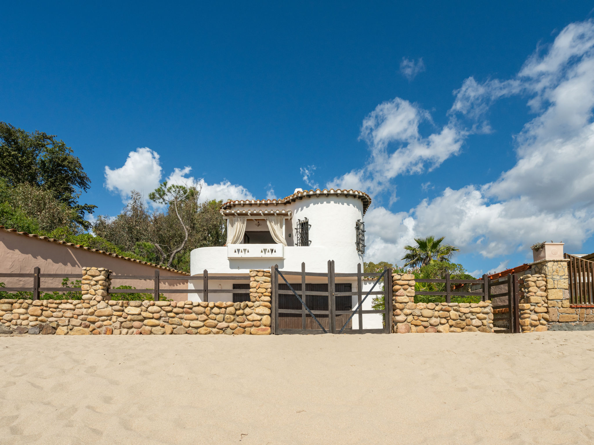 "Villa Grete", villa 6-kamers 140 m2 op 2 verdiepingen. Comfortabel en smaakvol ingericht: woon-/eetkamer met Sat-TV. Uitgang naar het terras. 2 2-pers. kamers met air-conditioning. Keuken (4-pits koo..