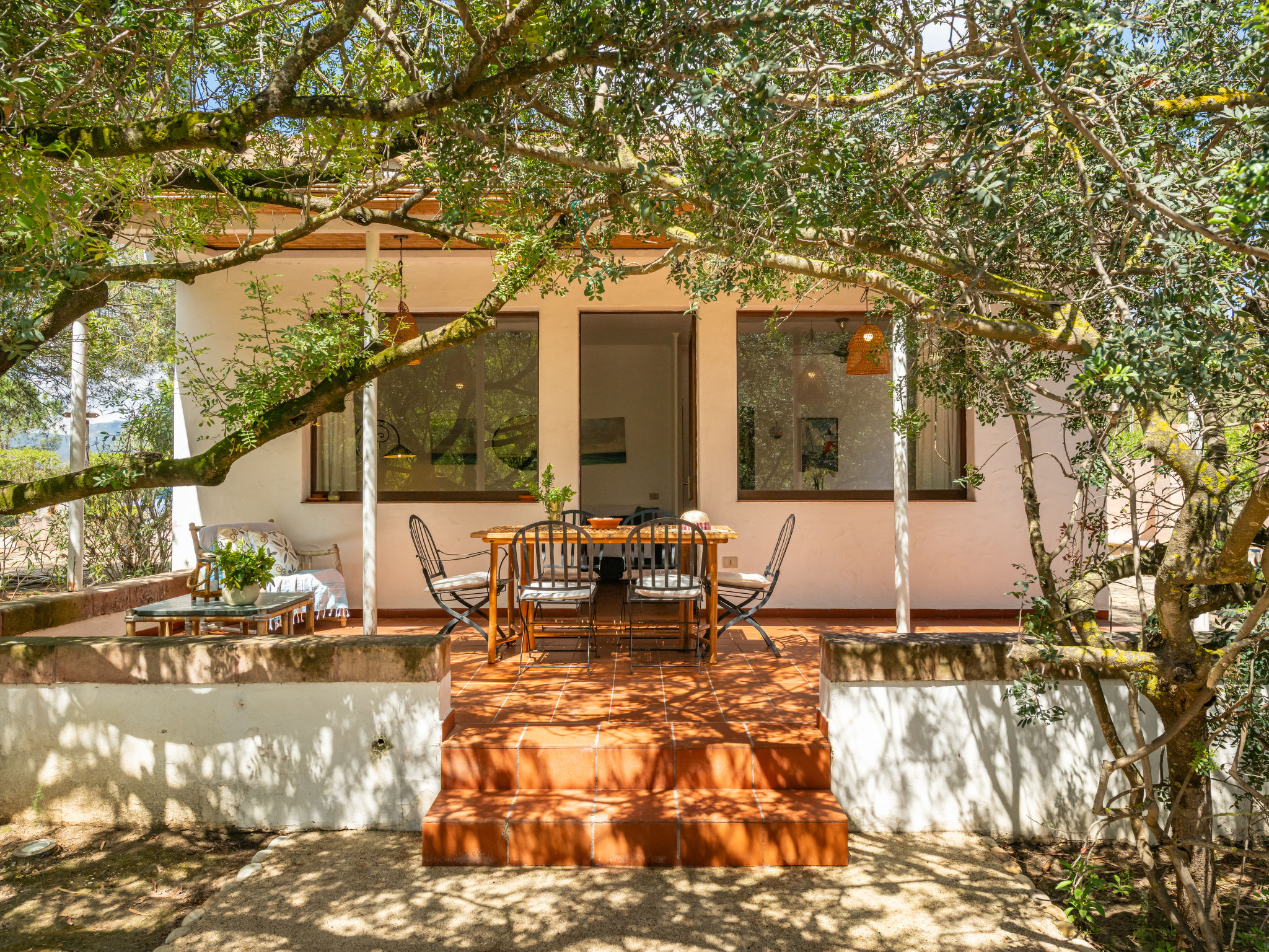 "Villa Angela", villa 3-kamers 70 m2. Doelmatig en smaakvol ingericht: woon-/eetkamer met eettafel, Sat-TV en ventilator. Uitgang naar de tuin. 1 2-pers. kamer met ventilator. 1 kamer met 3 bedden en ..